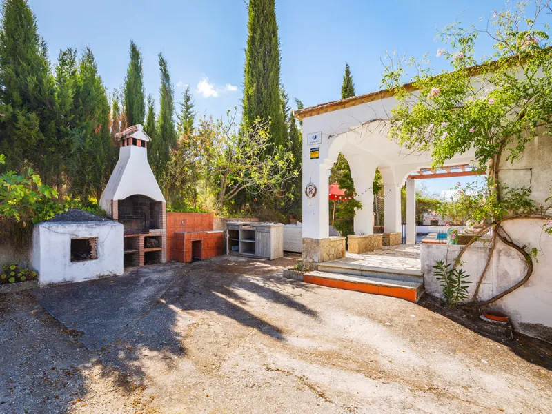 Charming rustic finca with olive trees just 2km from the centre of Ronda, featuring a spacious house of 186 built m², ideal for those seeking tranquility, space, and a connection with nature. The house is distributed over two levels. On the ground floor, 