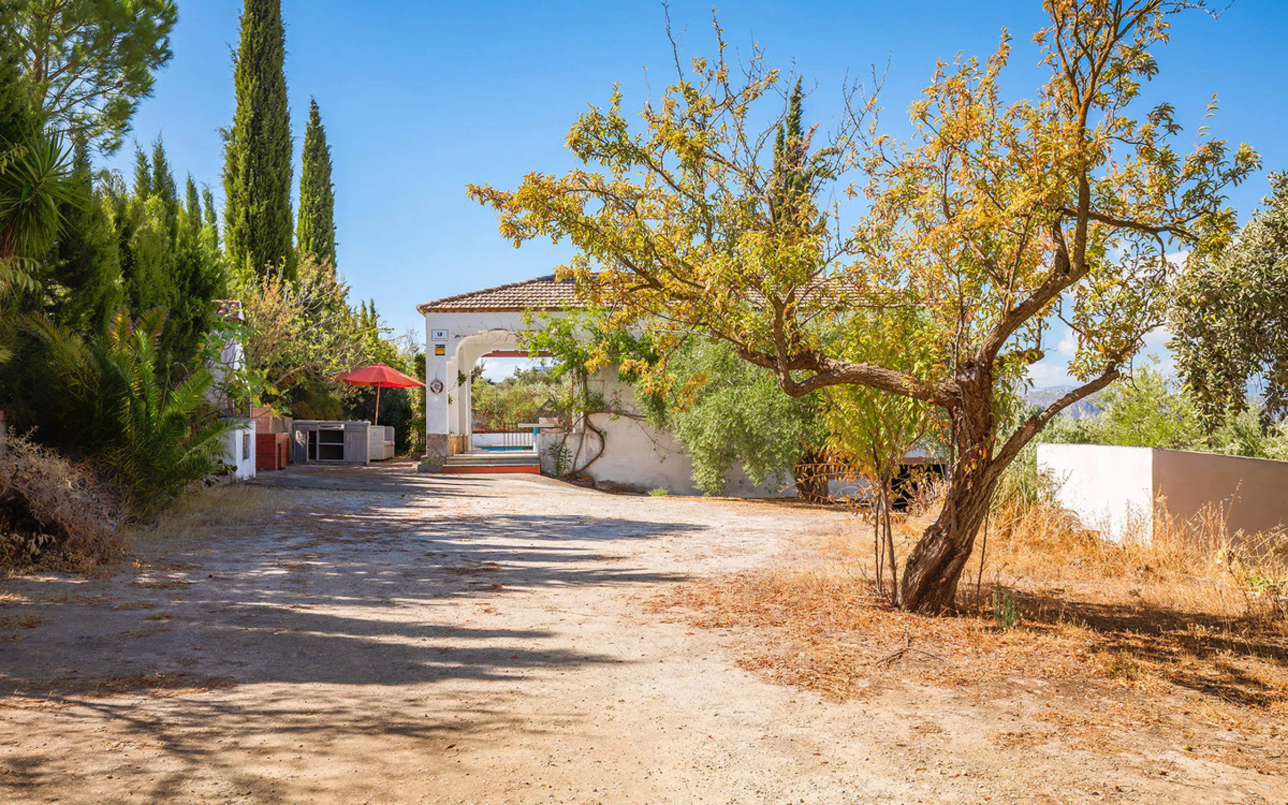 Charming rustic finca with olive trees just 2km from the centre of Ronda, featuring a spacious house of 186 built m², ideal for those seeking tranquility, space, and a connection with nature. The house is distributed over two levels. On the ground floor, 