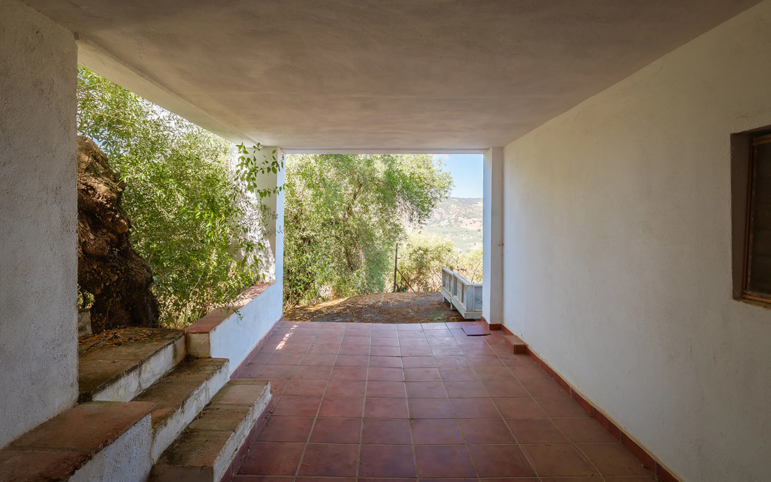 Charming rustic finca with olive trees just 2km from the centre of Ronda, featuring a spacious house of 186 built m², ideal for those seeking tranquility, space, and a connection with nature. The house is distributed over two levels. On the ground floor, 
