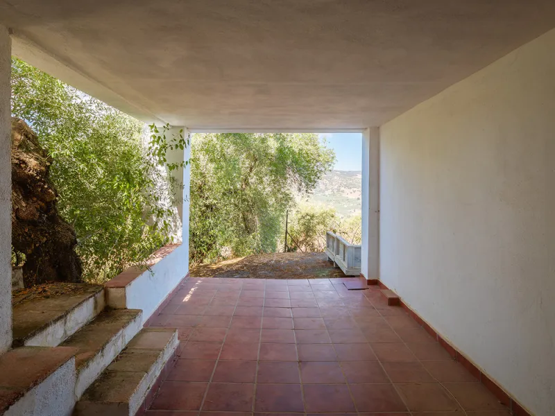 Charming rustic finca with olive trees just 2km from the centre of Ronda, featuring a spacious house of 186 built m², ideal for those seeking tranquility, space, and a connection with nature. The house is distributed over two levels. On the ground floor, 