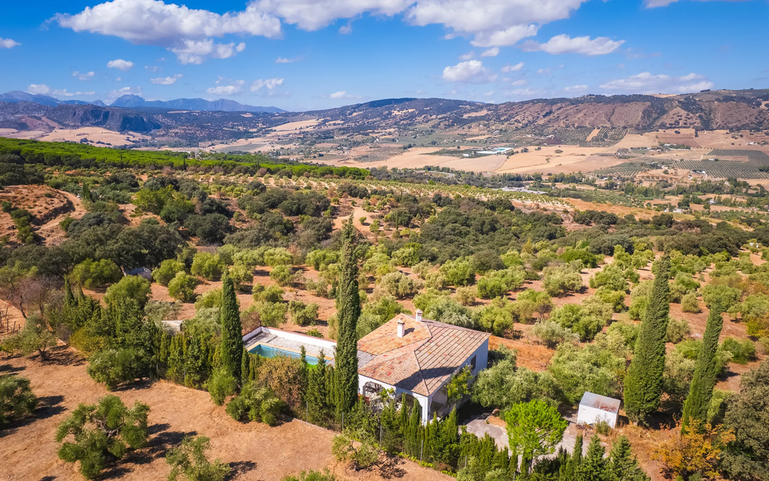 Charming rustic finca with olive trees just 2km from the centre of Ronda, featuring a spacious house of 186 built m², ideal for those seeking tranquility, space, and a connection with nature. The house is distributed over two levels. On the ground floor, 