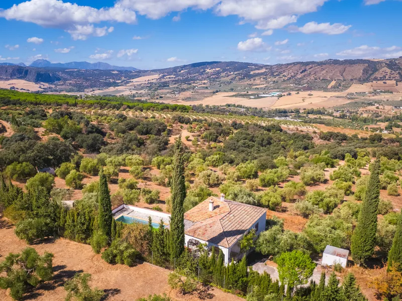 Charming rustic finca with olive trees just 2km from the centre of Ronda, featuring a spacious house of 186 built m², ideal for those seeking tranquility, space, and a connection with nature. The house is distributed over two levels. On the ground floor, 
