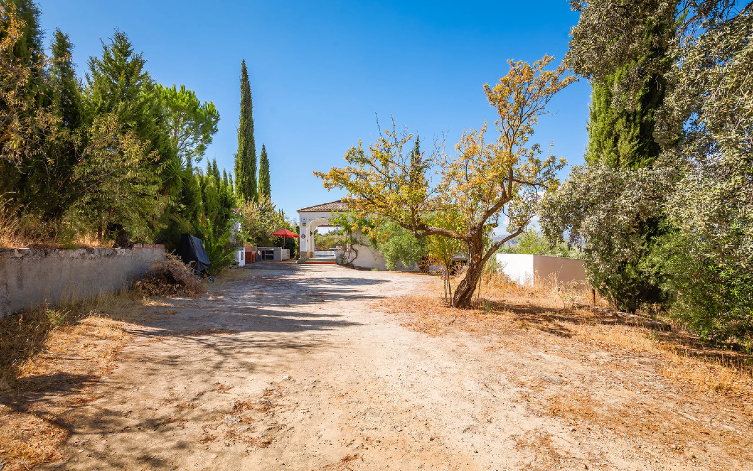 Charming rustic finca with olive trees just 2km from the centre of Ronda, featuring a spacious house of 186 built m², ideal for those seeking tranquility, space, and a connection with nature. The house is distributed over two levels. On the ground floor, 