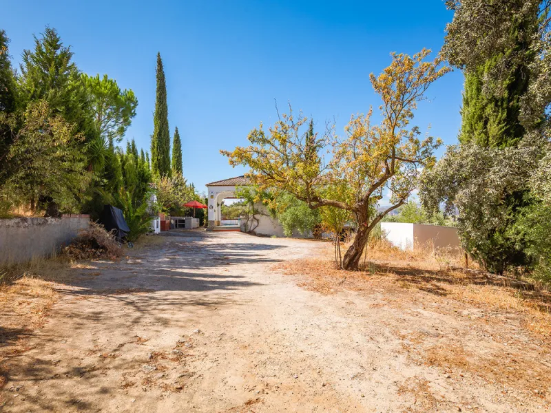 Charming rustic finca with olive trees just 2km from the centre of Ronda, featuring a spacious house of 186 built m², ideal for those seeking tranquility, space, and a connection with nature. The house is distributed over two levels. On the ground floor, 
