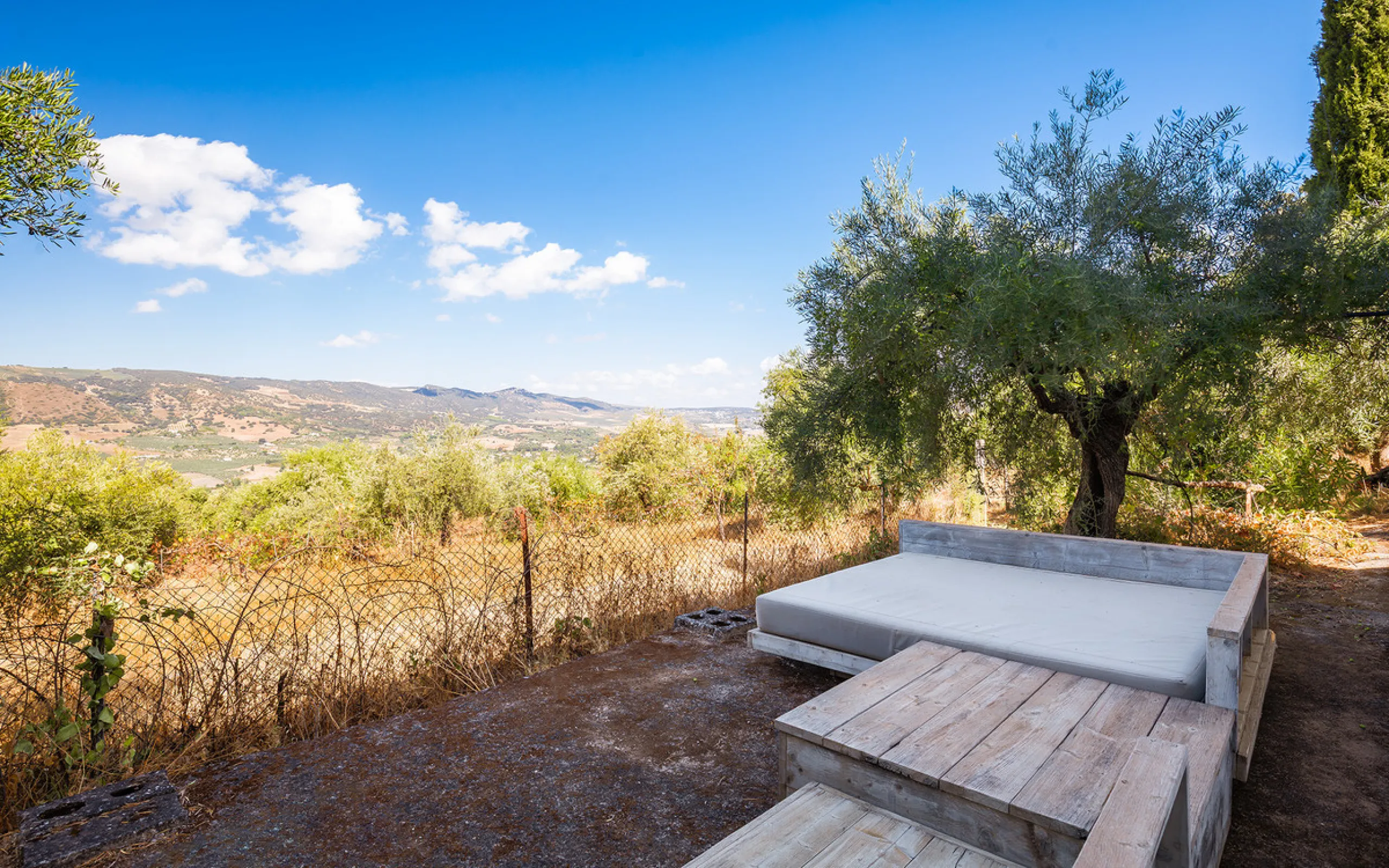 Charming rustic finca with olive trees just 2km from the centre of Ronda, featuring a spacious house of 186 built m², ideal for those seeking tranquility, space, and a connection with nature. The house is distributed over two levels. On the ground floor, 