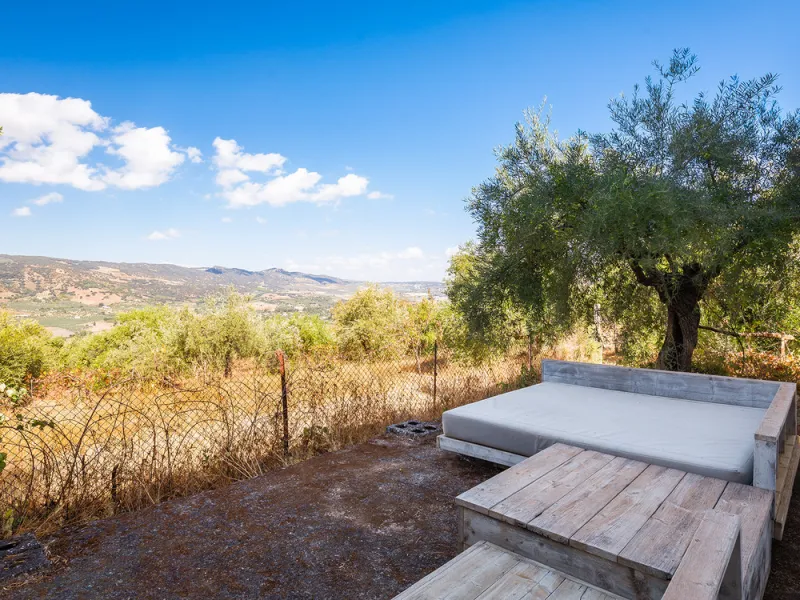 Charming rustic finca with olive trees just 2km from the centre of Ronda, featuring a spacious house of 186 built m², ideal for those seeking tranquility, space, and a connection with nature. The house is distributed over two levels. On the ground floor, 