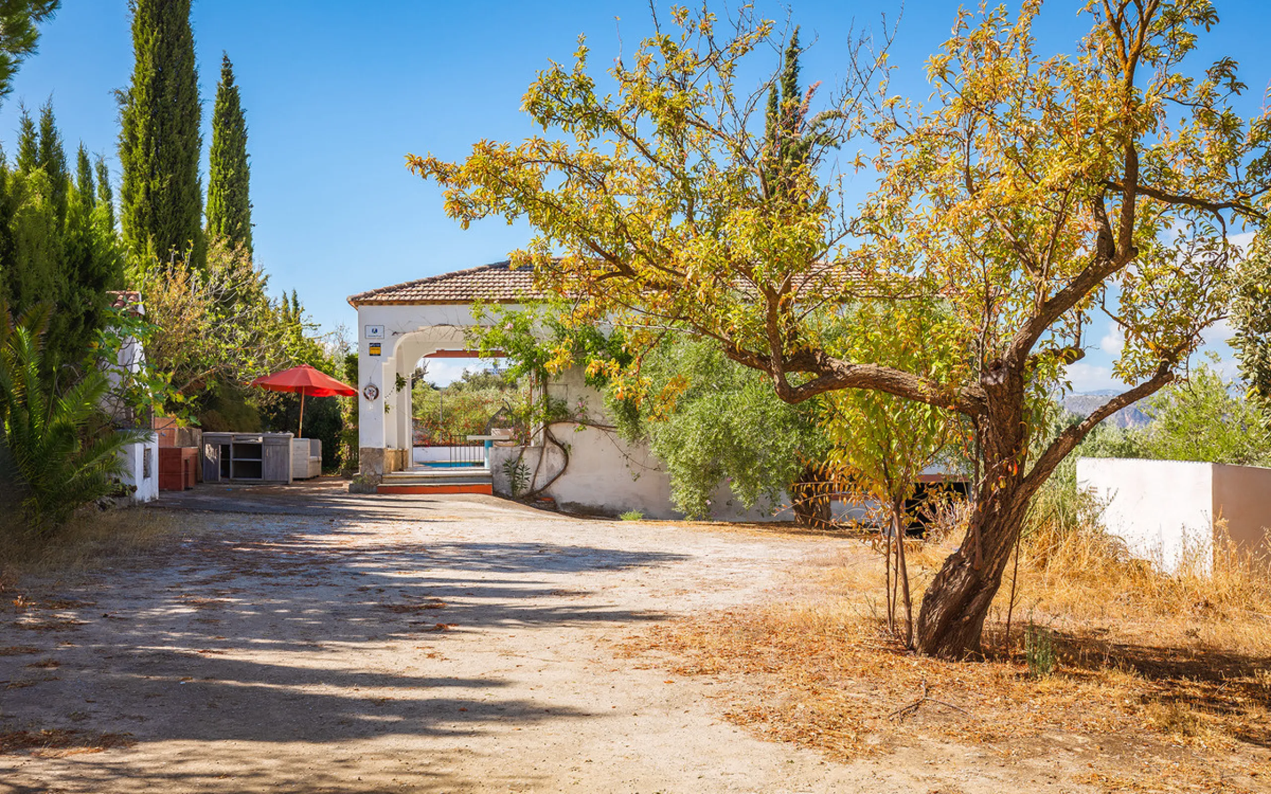 Charming rustic finca with olive trees just 2km from the centre of Ronda, featuring a spacious house of 186 built m², ideal for those seeking tranquility, space, and a connection with nature. The house is distributed over two levels. On the ground floor, 