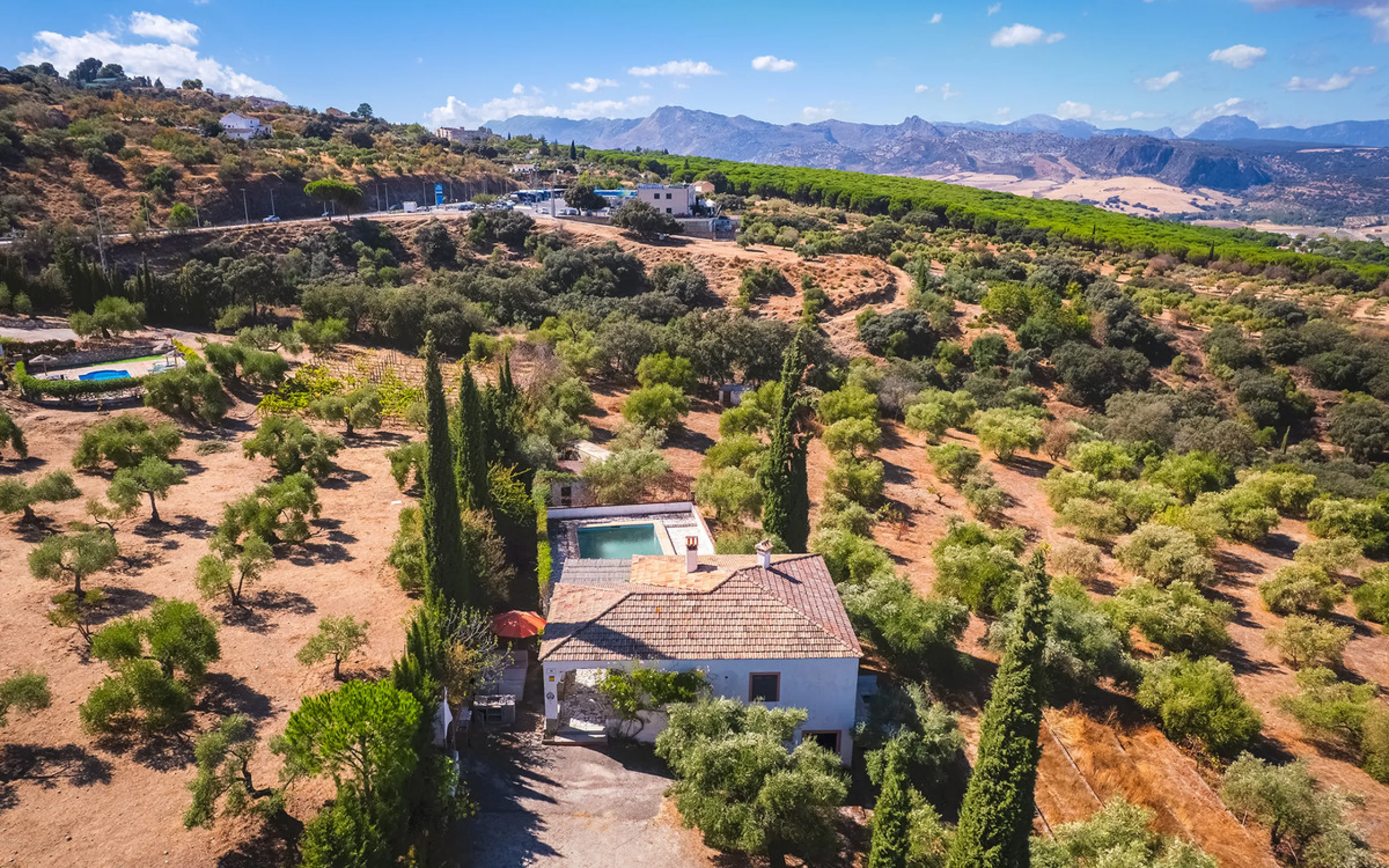 Charming rustic finca with olive trees just 2km from the centre of Ronda, featuring a spacious house of 186 built m², ideal for those seeking tranquility, space, and a connection with nature. The house is distributed over two levels. On the ground floor, 