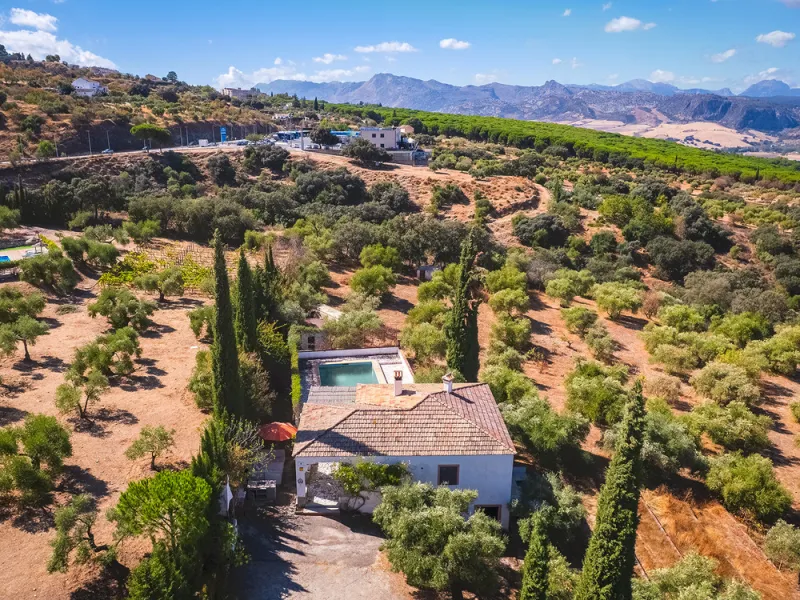 Charming rustic finca with olive trees just 2km from the centre of Ronda, featuring a spacious house of 186 built m², ideal for those seeking tranquility, space, and a connection with nature. The house is distributed over two levels. On the ground floor, 