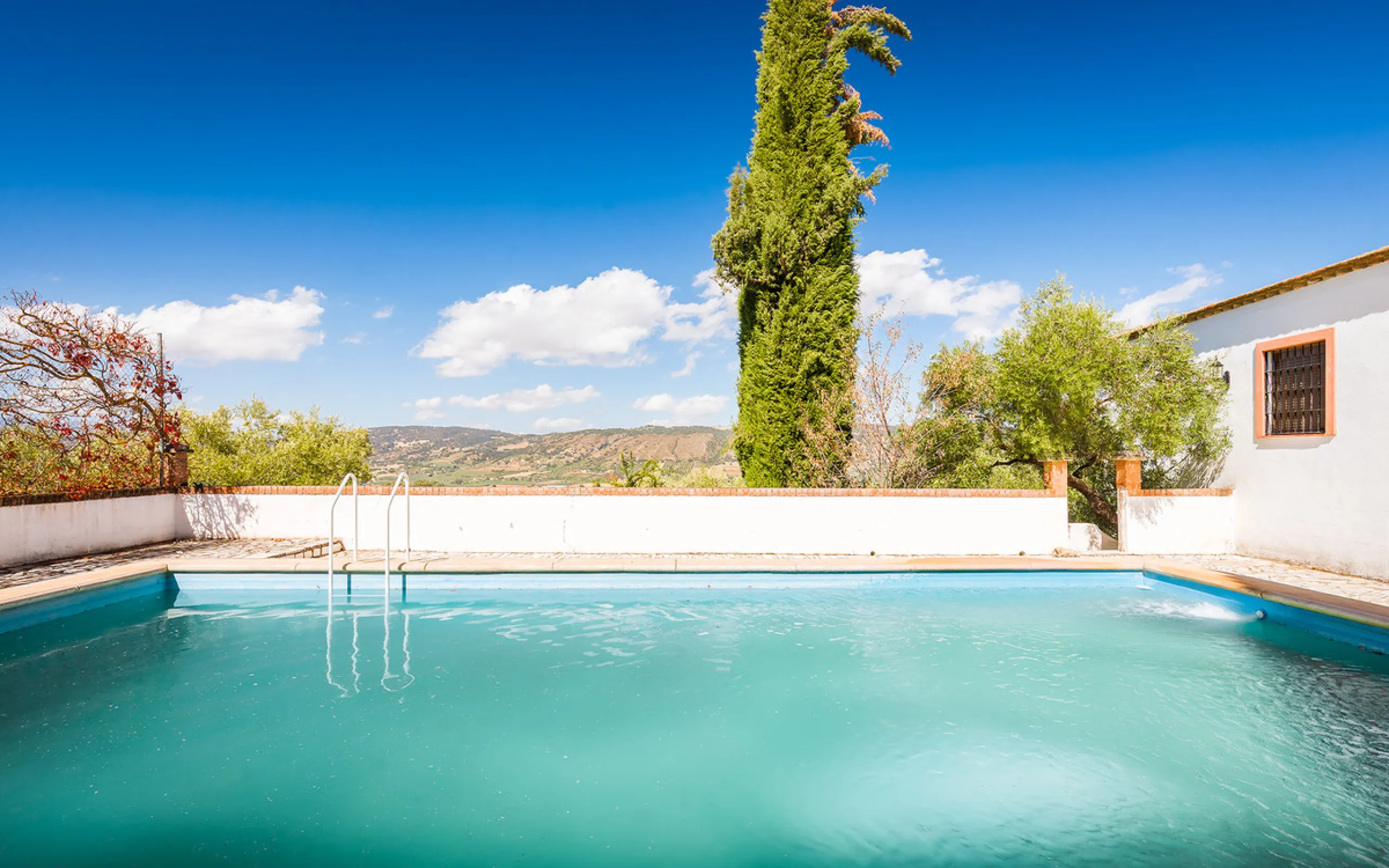 Charming rustic finca with olive trees just 2km from the centre of Ronda, featuring a spacious house of 186 built m², ideal for those seeking tranquility, space, and a connection with nature. The house is distributed over two levels. On the ground floor, 