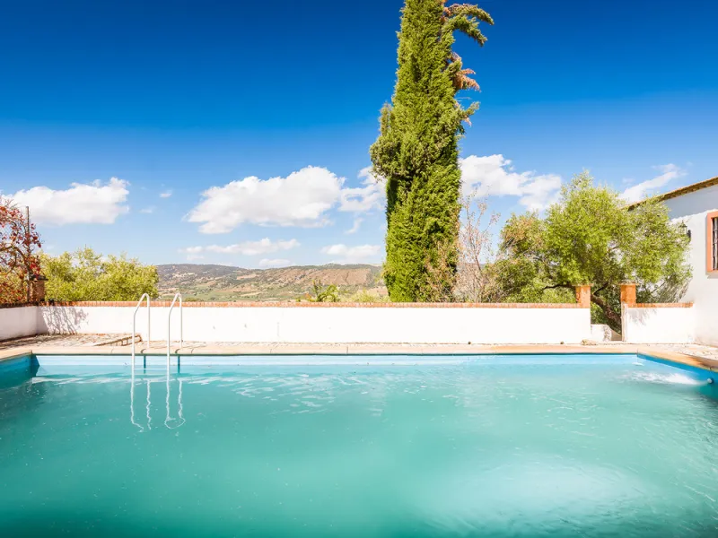 Charming rustic finca with olive trees just 2km from the centre of Ronda, featuring a spacious house of 186 built m², ideal for those seeking tranquility, space, and a connection with nature. The house is distributed over two levels. On the ground floor, 