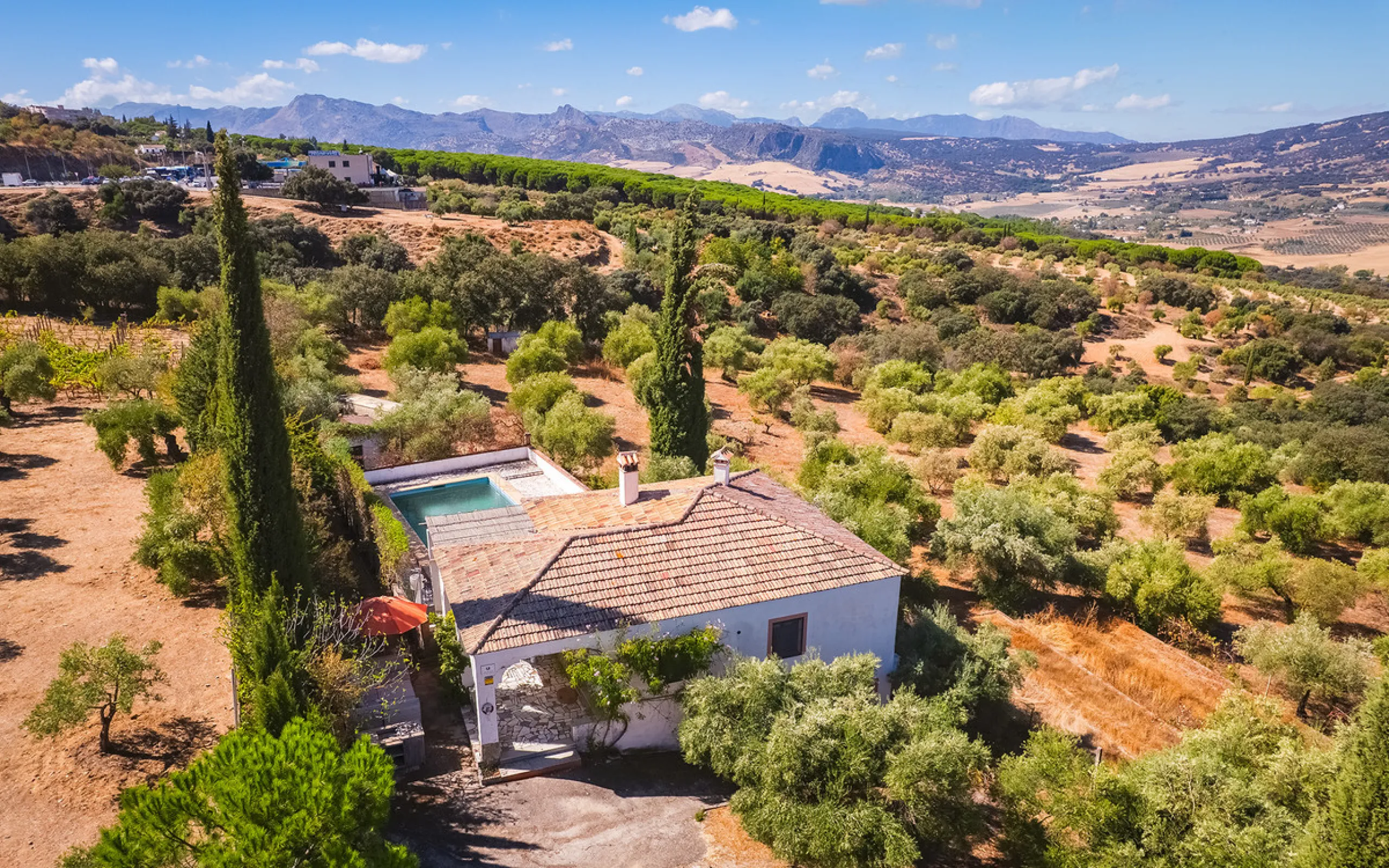 Charming rustic finca with olive trees just 2km from the centre of Ronda, featuring a spacious house of 186 built m², ideal for those seeking tranquility, space, and a connection with nature. The house is distributed over two levels. On the ground floor, 