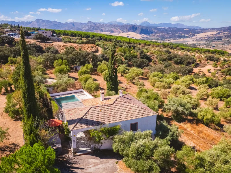 Charming rustic finca with olive trees just 2km from the centre of Ronda, featuring a spacious house of 186 built m², ideal for those seeking tranquility, space, and a connection with nature. The house is distributed over two levels. On the ground floor, 