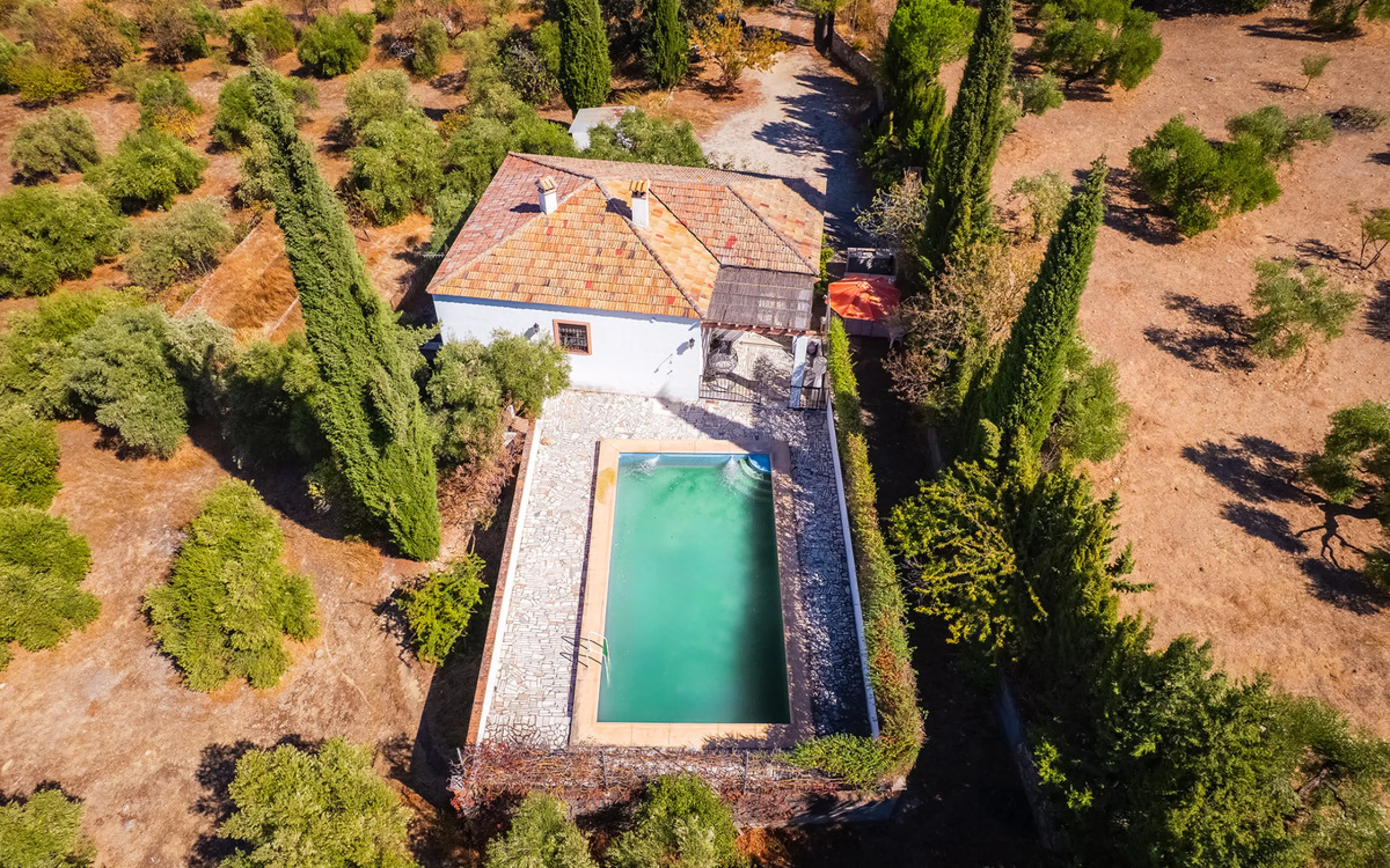 Charming rustic finca with olive trees just 2km from the centre of Ronda, featuring a spacious house of 186 built m², ideal for those seeking tranquility, space, and a connection with nature. The house is distributed over two levels. On the ground floor, 
