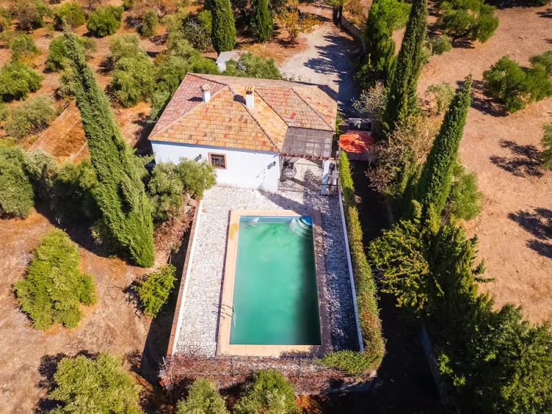 Charming rustic finca with olive trees just 2km from the centre of Ronda, featuring a spacious house of 186 built m², ideal for those seeking tranquility, space, and a connection with nature. The house is distributed over two levels. On the ground floor, 