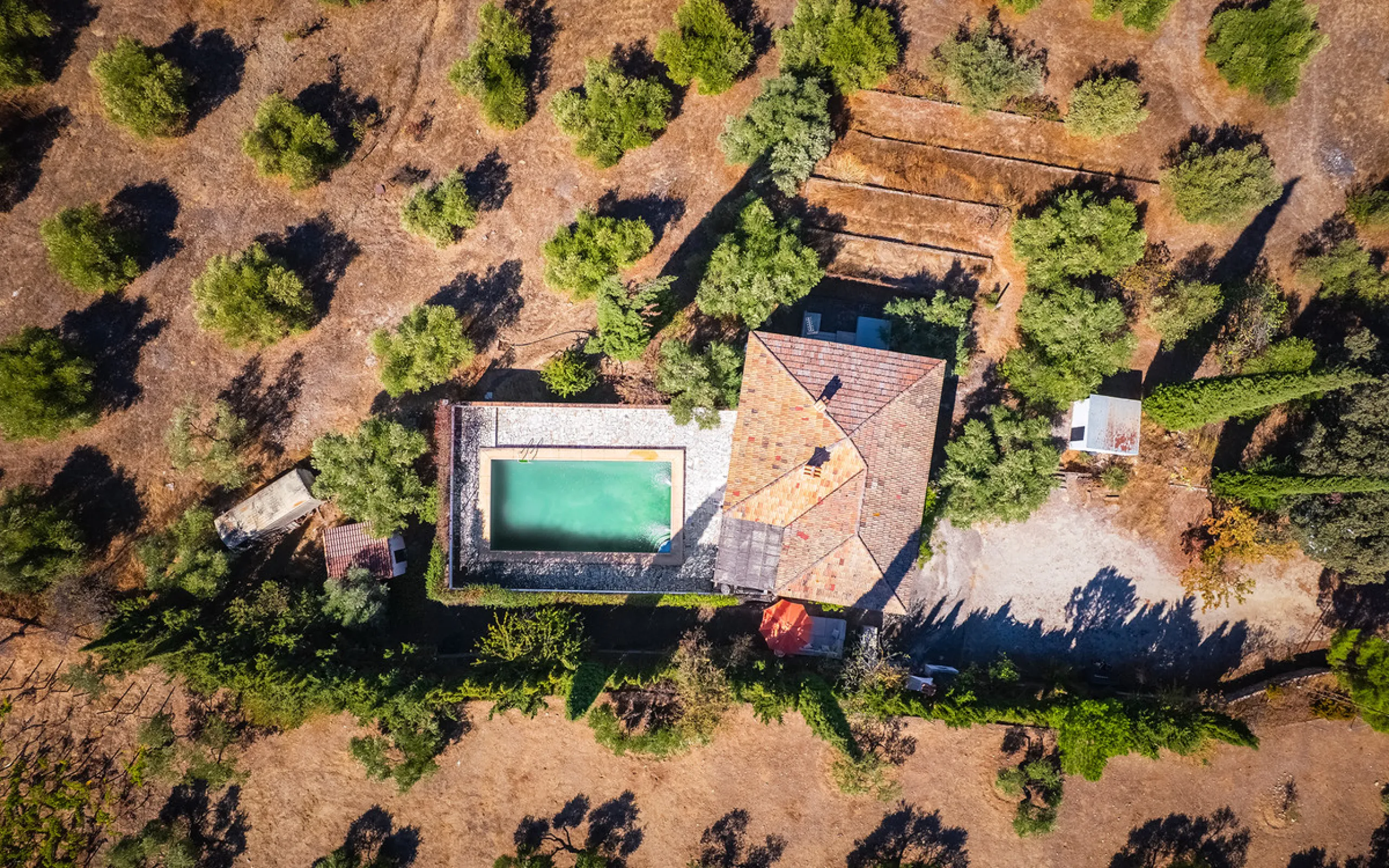 Charming rustic finca with olive trees just 2km from the centre of Ronda, featuring a spacious house of 186 built m², ideal for those seeking tranquility, space, and a connection with nature. The house is distributed over two levels. On the ground floor, 
