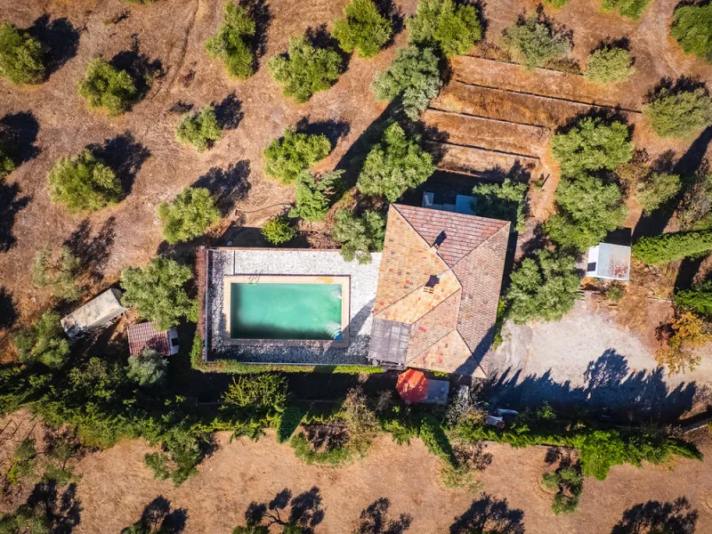 Charming rustic finca with olive trees just 2km from the centre of Ronda, featuring a spacious house of 186 built m², ideal for those seeking tranquility, space, and a connection with nature. The house is distributed over two levels. On the ground floor, 