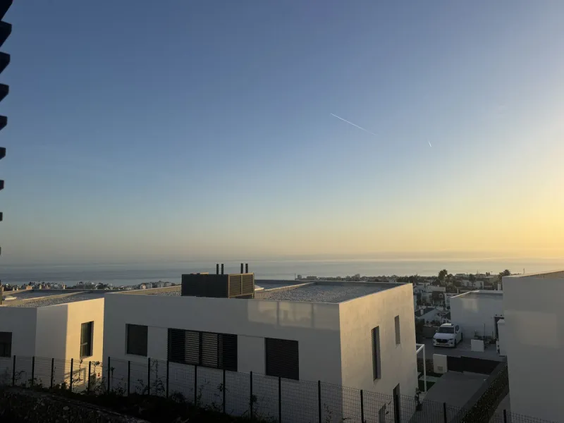 This is  a great opportunity to buy a brand new semidetached house in a gated urbanisation in Riviera del Sol, Mijas,.This 3 bedroom, 2 bathroom home is distributed over 2 floors. and has amazing sea views. This  home has been designed with  comfort in mi