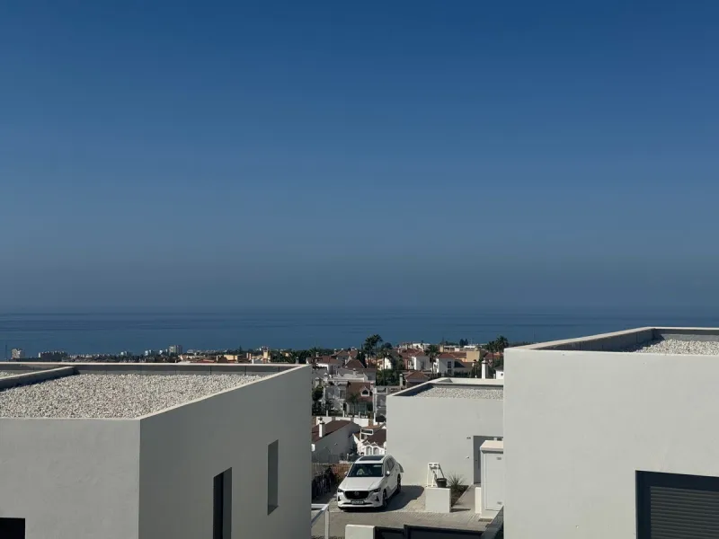 This is  a great opportunity to buy a brand new semidetached house in a gated urbanisation in Riviera del Sol, Mijas,.This 3 bedroom, 2 bathroom home is distributed over 2 floors. and has amazing sea views. This  home has been designed with  comfort in mi