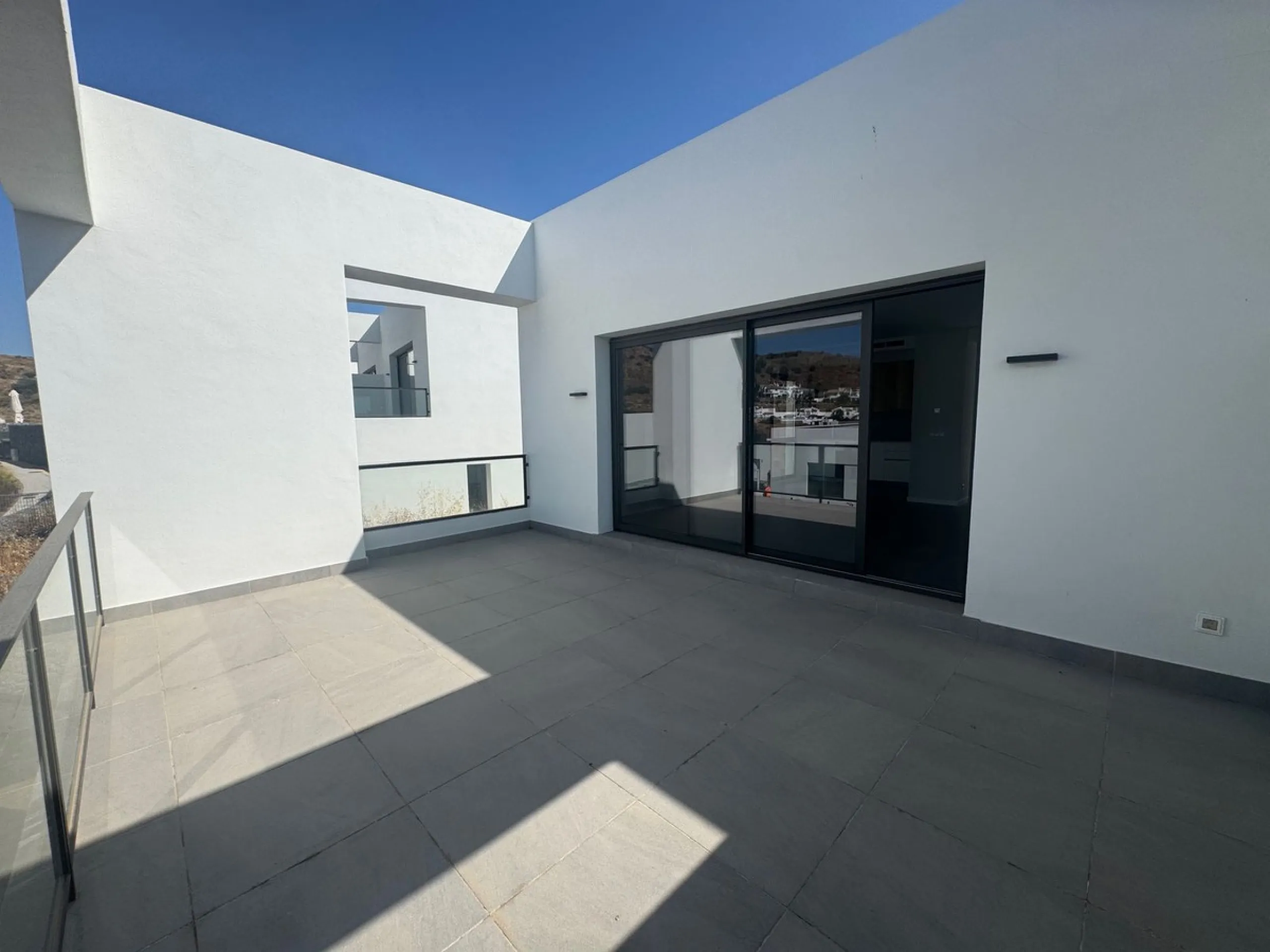 This is  a great opportunity to buy a brand new semidetached house in a gated urbanisation in Riviera del Sol, Mijas,.This 3 bedroom, 2 bathroom home is distributed over 2 floors. and has amazing sea views. This  home has been designed with  comfort in mi