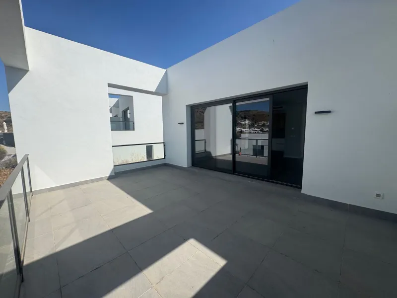 This is  a great opportunity to buy a brand new semidetached house in a gated urbanisation in Riviera del Sol, Mijas,.This 3 bedroom, 2 bathroom home is distributed over 2 floors. and has amazing sea views. This  home has been designed with  comfort in mi