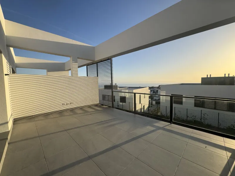 This is  a great opportunity to buy a brand new semidetached house in a gated urbanisation in Riviera del Sol, Mijas,.This 3 bedroom, 2 bathroom home is distributed over 2 floors. and has amazing sea views. This  home has been designed with  comfort in mi