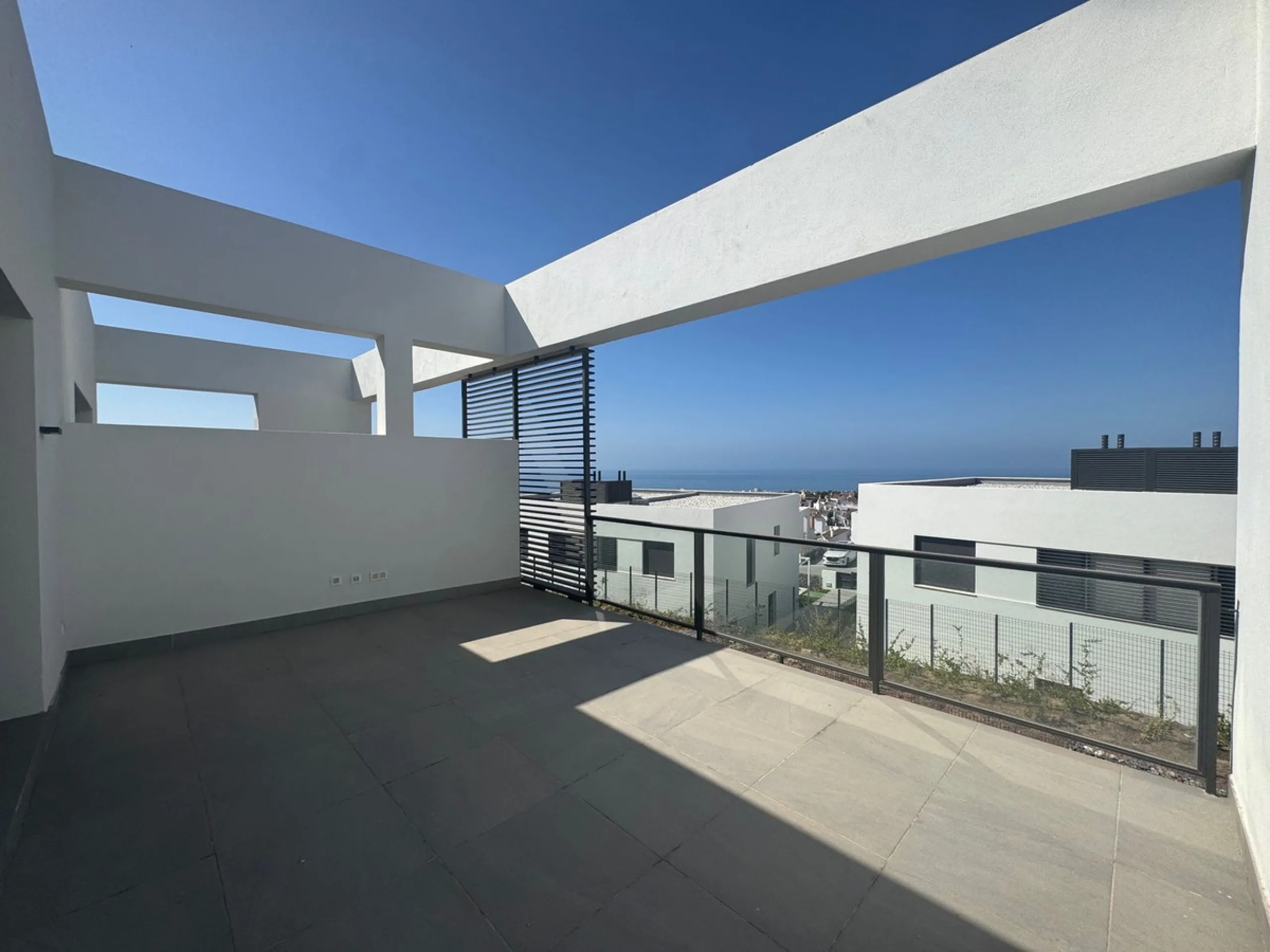 This is  a great opportunity to buy a brand new semidetached house in a gated urbanisation in Riviera del Sol, Mijas,.This 3 bedroom, 2 bathroom home is distributed over 2 floors. and has amazing sea views. This  home has been designed with  comfort in mi