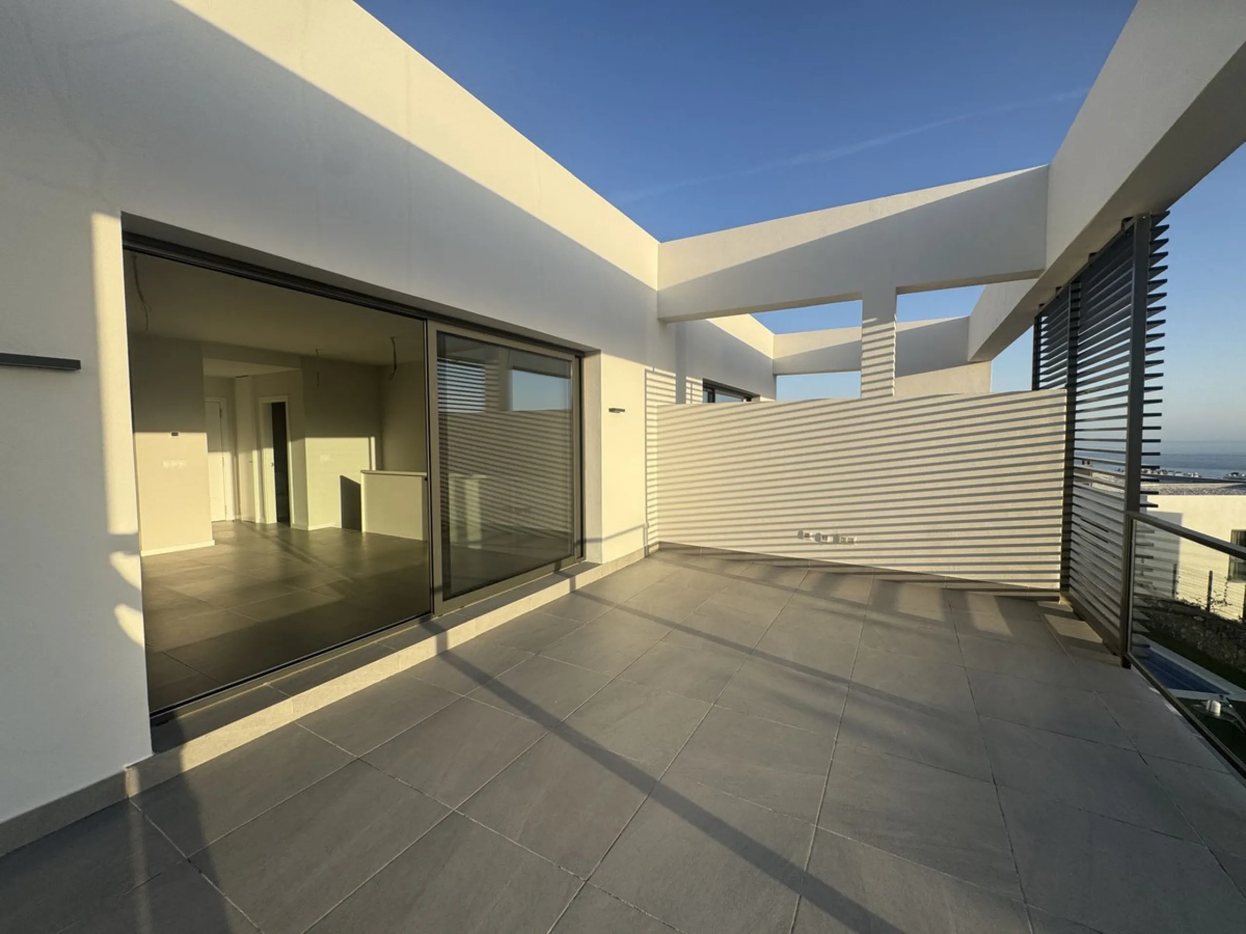 This is  a great opportunity to buy a brand new semidetached house in a gated urbanisation in Riviera del Sol, Mijas,.This 3 bedroom, 2 bathroom home is distributed over 2 floors. and has amazing sea views. This  home has been designed with  comfort in mi