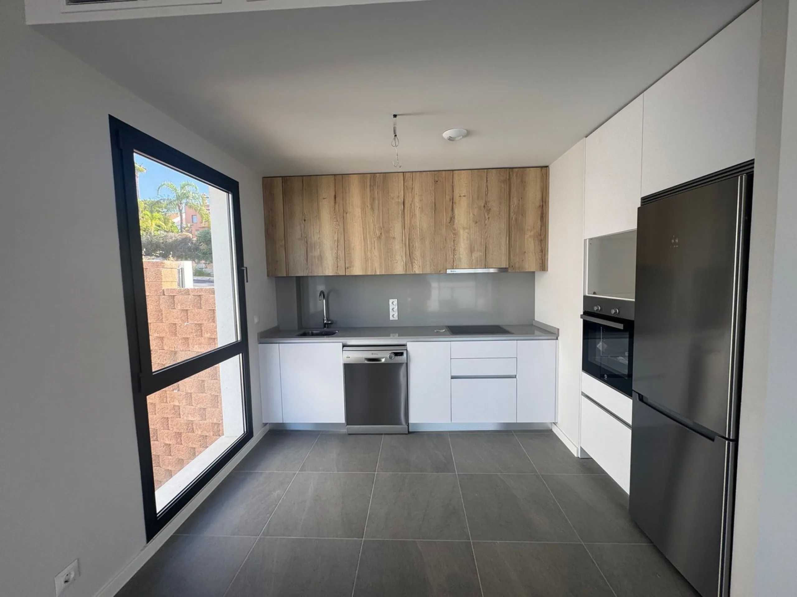 This is  a great opportunity to buy a brand new semidetached house in a gated urbanisation in Riviera del Sol, Mijas,.This 3 bedroom, 2 bathroom home is distributed over 2 floors. and has amazing sea views. This  home has been designed with  comfort in mi