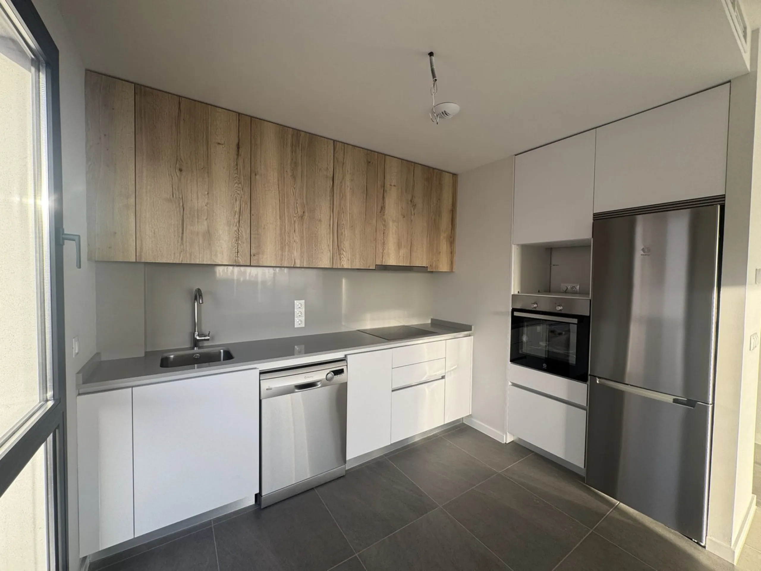 This is  a great opportunity to buy a brand new semidetached house in a gated urbanisation in Riviera del Sol, Mijas,.This 3 bedroom, 2 bathroom home is distributed over 2 floors. and has amazing sea views. This  home has been designed with  comfort in mi