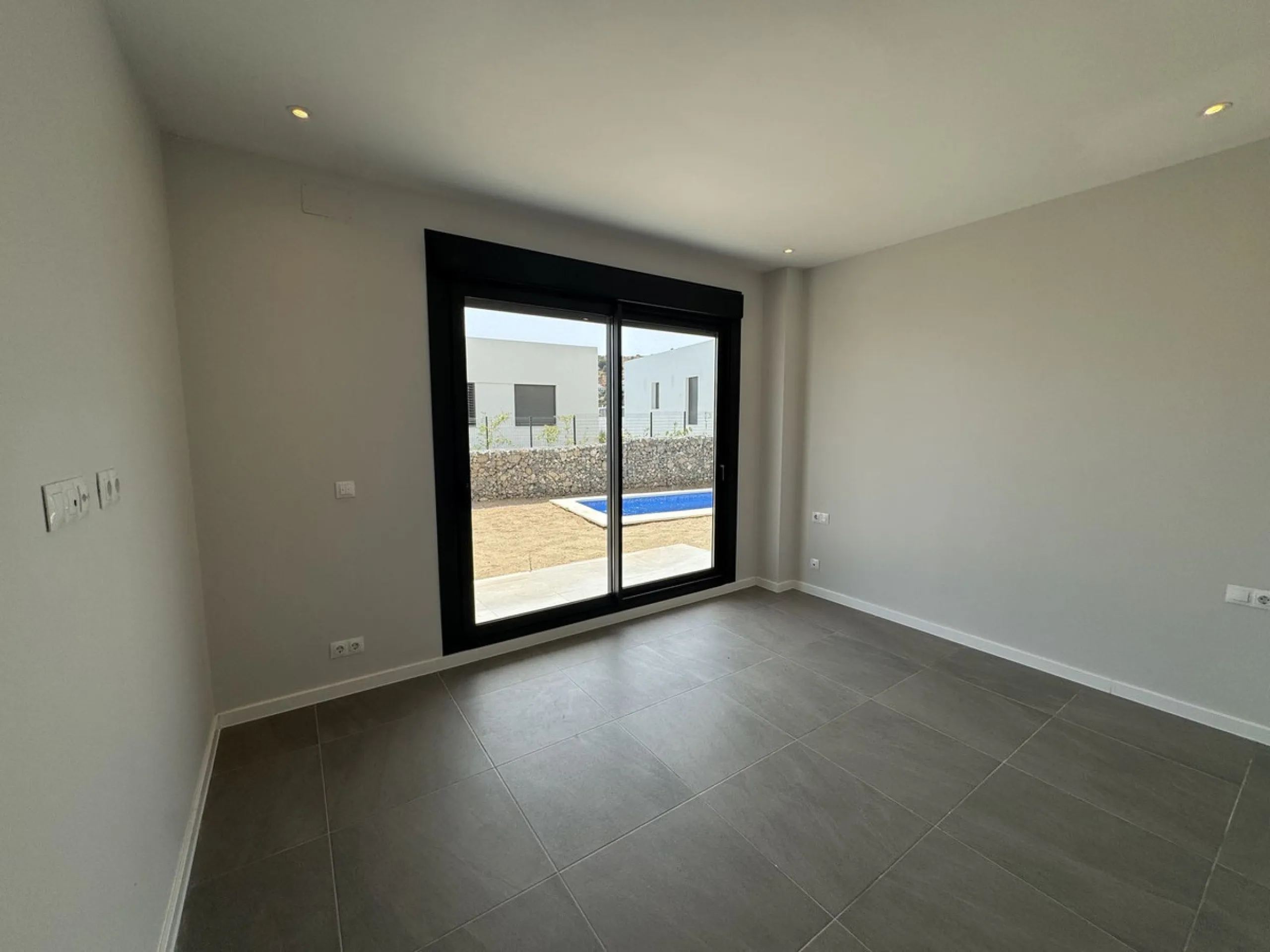 This is  a great opportunity to buy a brand new semidetached house in a gated urbanisation in Riviera del Sol, Mijas,.This 3 bedroom, 2 bathroom home is distributed over 2 floors. and has amazing sea views. This  home has been designed with  comfort in mi