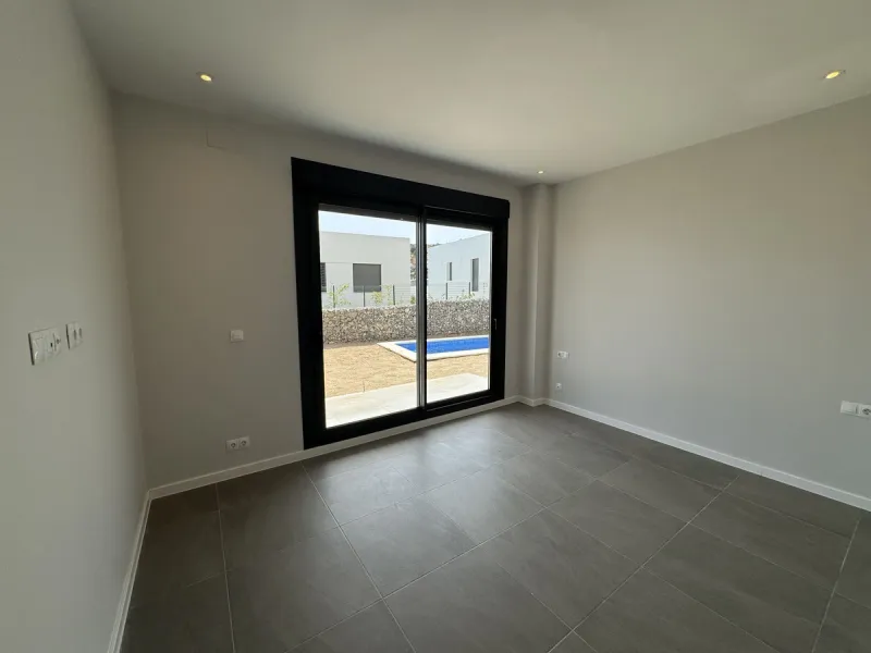 This is  a great opportunity to buy a brand new semidetached house in a gated urbanisation in Riviera del Sol, Mijas,.This 3 bedroom, 2 bathroom home is distributed over 2 floors. and has amazing sea views. This  home has been designed with  comfort in mi