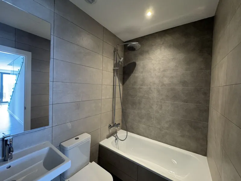 This is  a great opportunity to buy a brand new semidetached house in a gated urbanisation in Riviera del Sol, Mijas,.This 3 bedroom, 2 bathroom home is distributed over 2 floors. and has amazing sea views. This  home has been designed with  comfort in mi