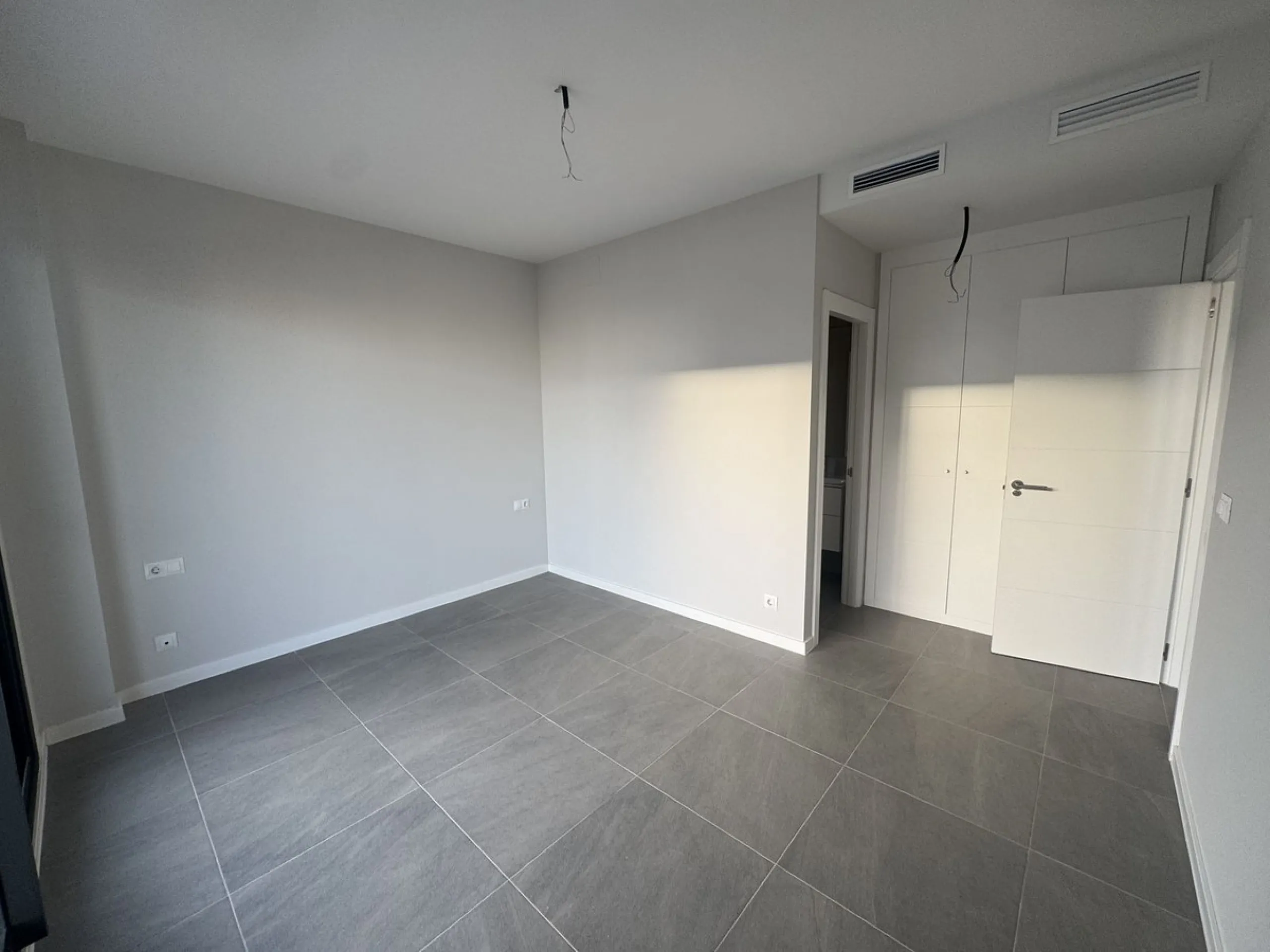 This is  a great opportunity to buy a brand new semidetached house in a gated urbanisation in Riviera del Sol, Mijas,.This 3 bedroom, 2 bathroom home is distributed over 2 floors. and has amazing sea views. This  home has been designed with  comfort in mi