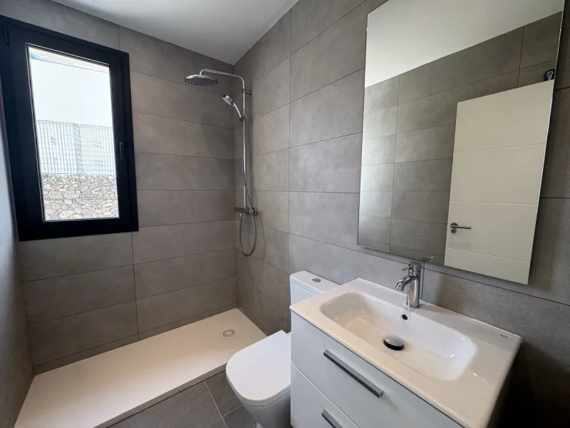This is  a great opportunity to buy a brand new semidetached house in a gated urbanisation in Riviera del Sol, Mijas,.This 3 bedroom, 2 bathroom home is distributed over 2 floors. and has amazing sea views. This  home has been designed with  comfort in mi