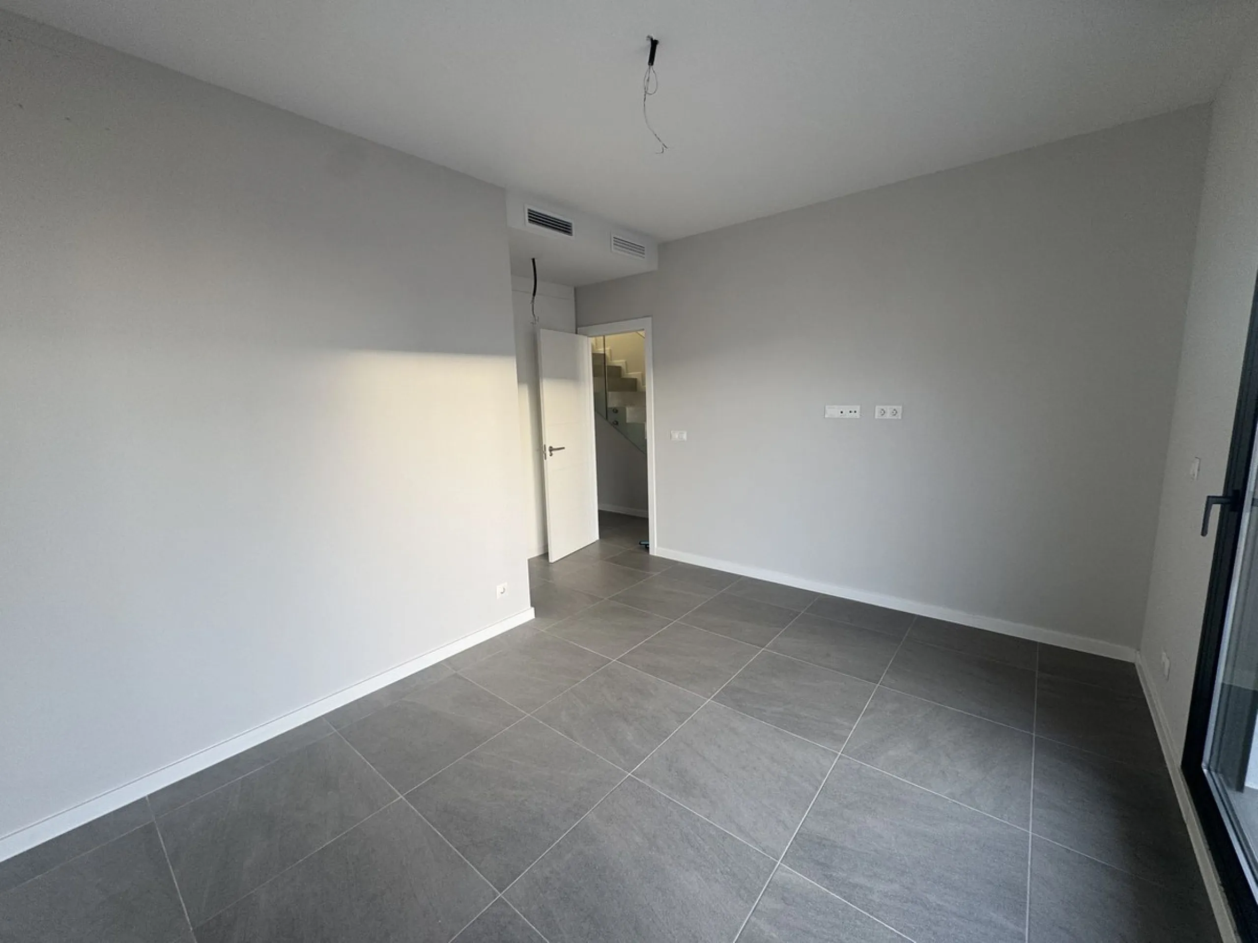 This is  a great opportunity to buy a brand new semidetached house in a gated urbanisation in Riviera del Sol, Mijas,.This 3 bedroom, 2 bathroom home is distributed over 2 floors. and has amazing sea views. This  home has been designed with  comfort in mi