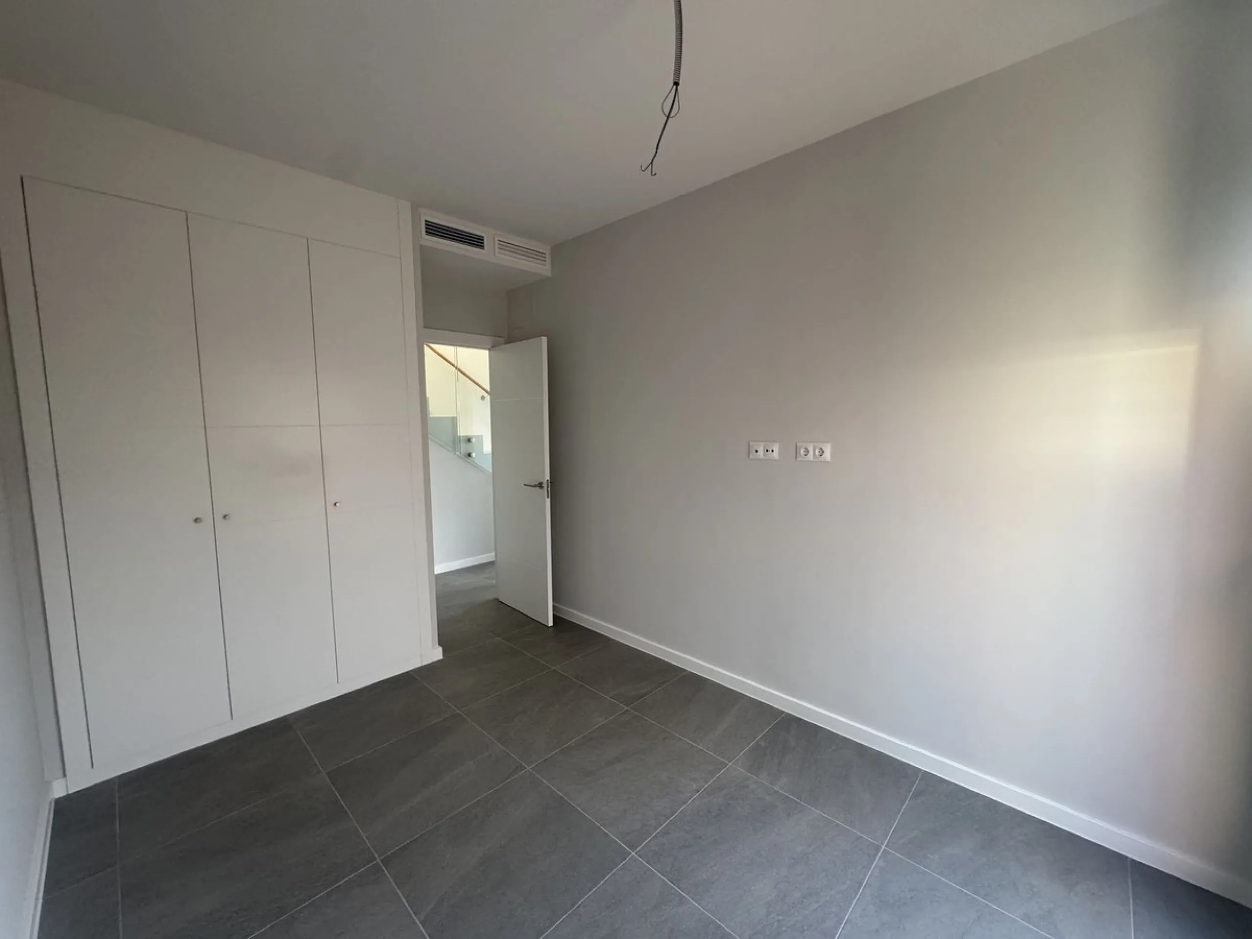 This is  a great opportunity to buy a brand new semidetached house in a gated urbanisation in Riviera del Sol, Mijas,.This 3 bedroom, 2 bathroom home is distributed over 2 floors. and has amazing sea views. This  home has been designed with  comfort in mi