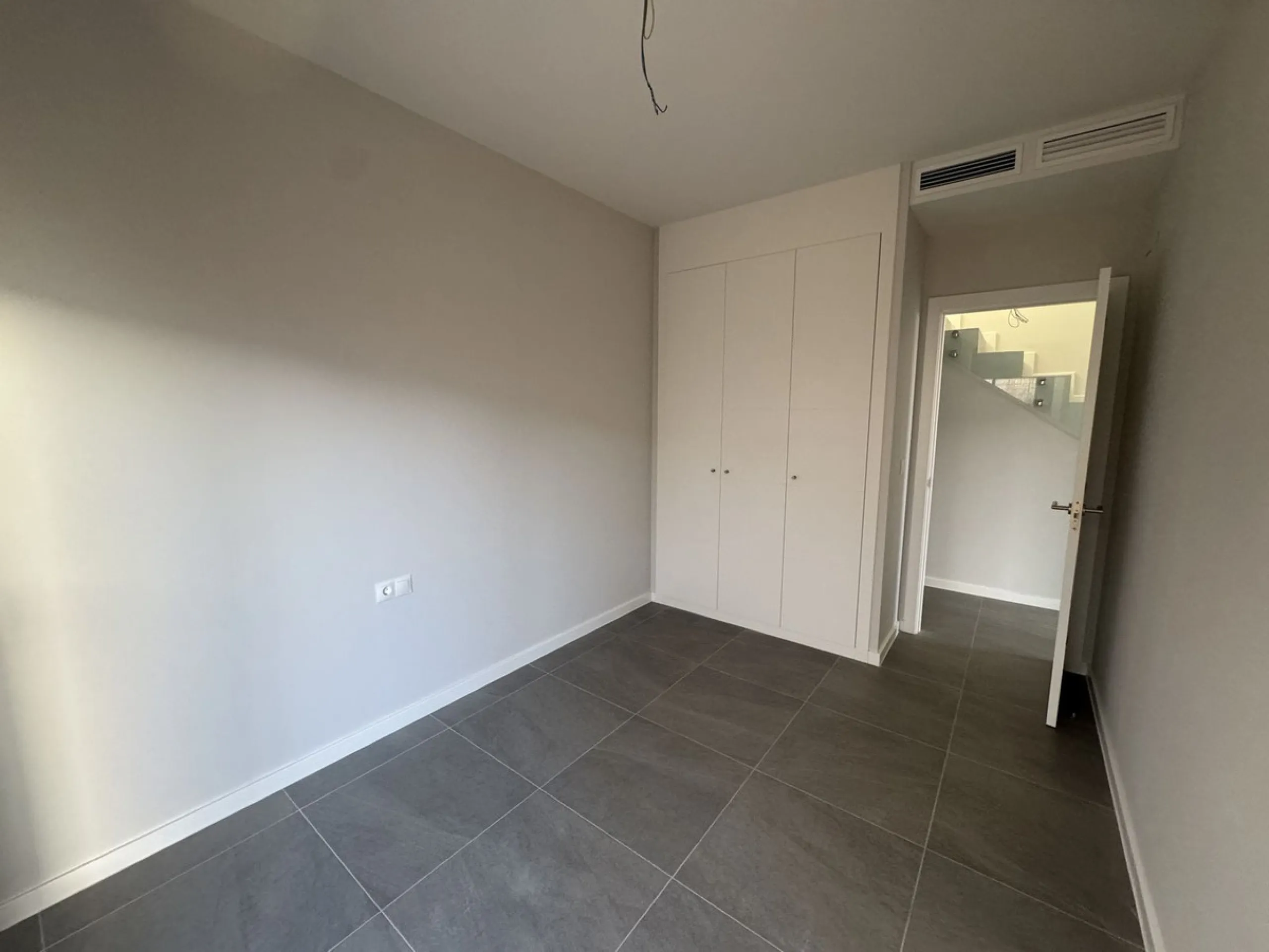 This is  a great opportunity to buy a brand new semidetached house in a gated urbanisation in Riviera del Sol, Mijas,.This 3 bedroom, 2 bathroom home is distributed over 2 floors. and has amazing sea views. This  home has been designed with  comfort in mi