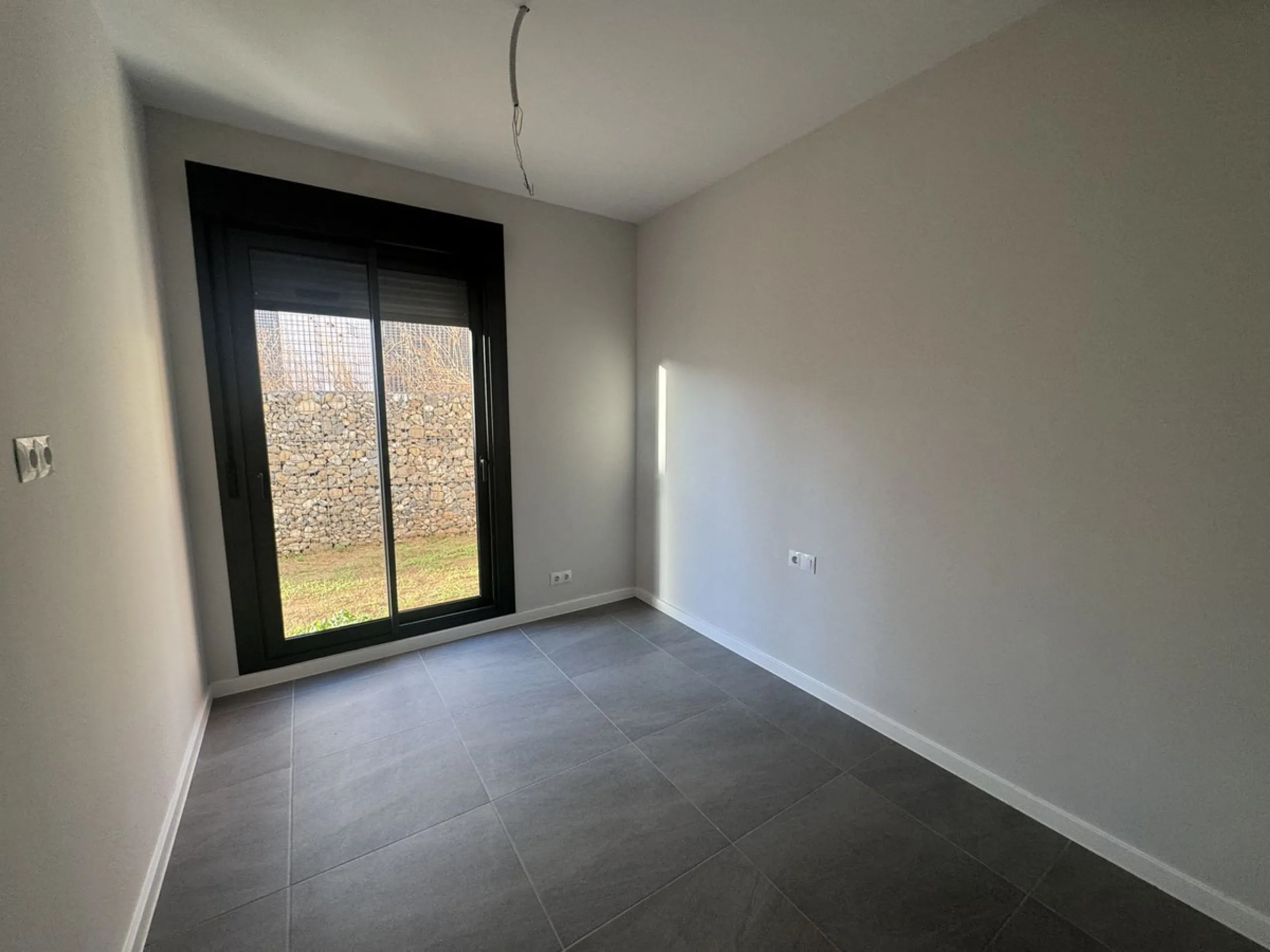 This is  a great opportunity to buy a brand new semidetached house in a gated urbanisation in Riviera del Sol, Mijas,.This 3 bedroom, 2 bathroom home is distributed over 2 floors. and has amazing sea views. This  home has been designed with  comfort in mi