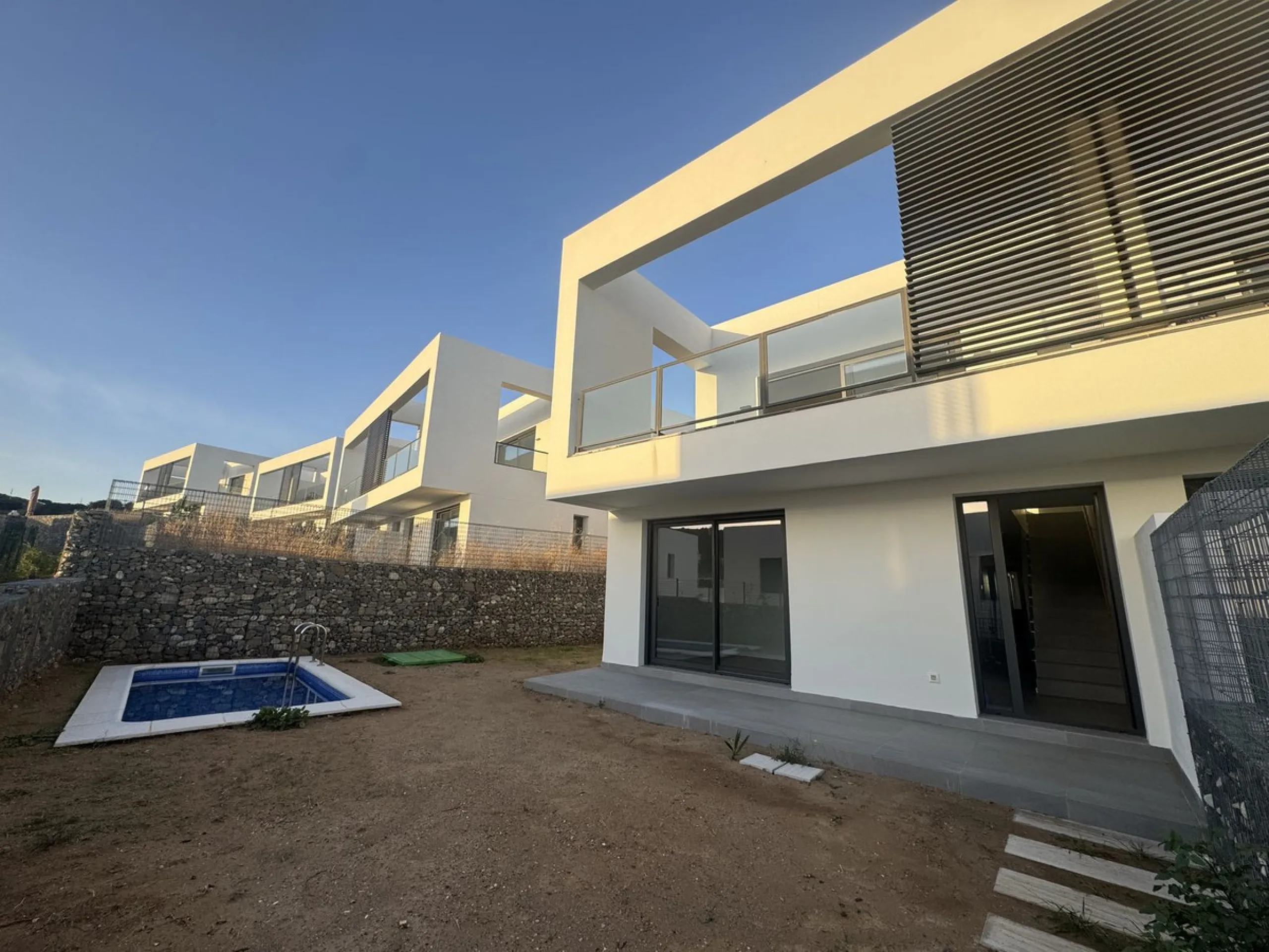This is  a great opportunity to buy a brand new semidetached house in a gated urbanisation in Riviera del Sol, Mijas,.This 3 bedroom, 2 bathroom home is distributed over 2 floors. and has amazing sea views. This  home has been designed with  comfort in mi