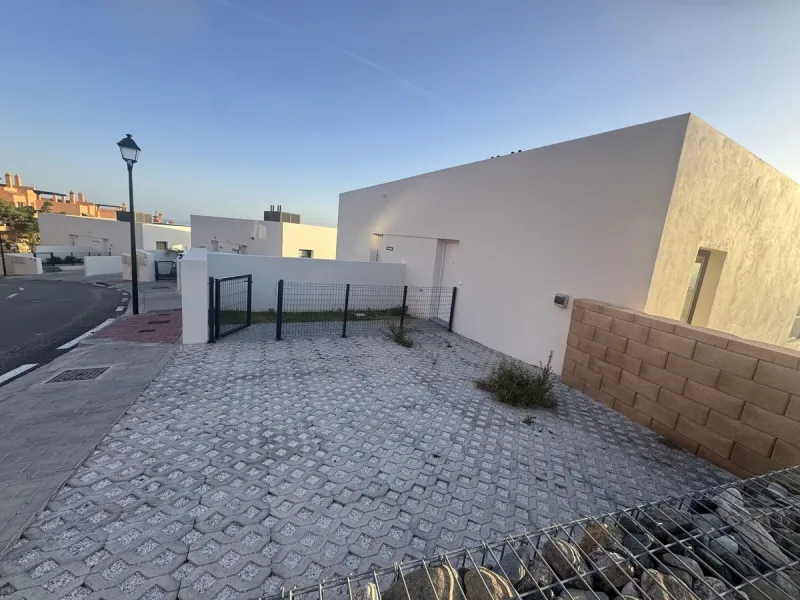 This is  a great opportunity to buy a brand new semidetached house in a gated urbanisation in Riviera del Sol, Mijas,.This 3 bedroom, 2 bathroom home is distributed over 2 floors. and has amazing sea views. This  home has been designed with  comfort in mi