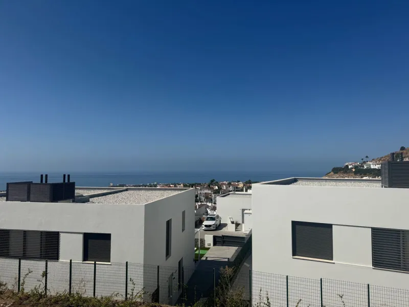 This is  a great opportunity to buy a brand new semidetached house in a gated urbanisation in Riviera del Sol, Mijas,.This 3 bedroom, 2 bathroom home is distributed over 2 floors. and has amazing sea views. This  home has been designed with  comfort in mi
