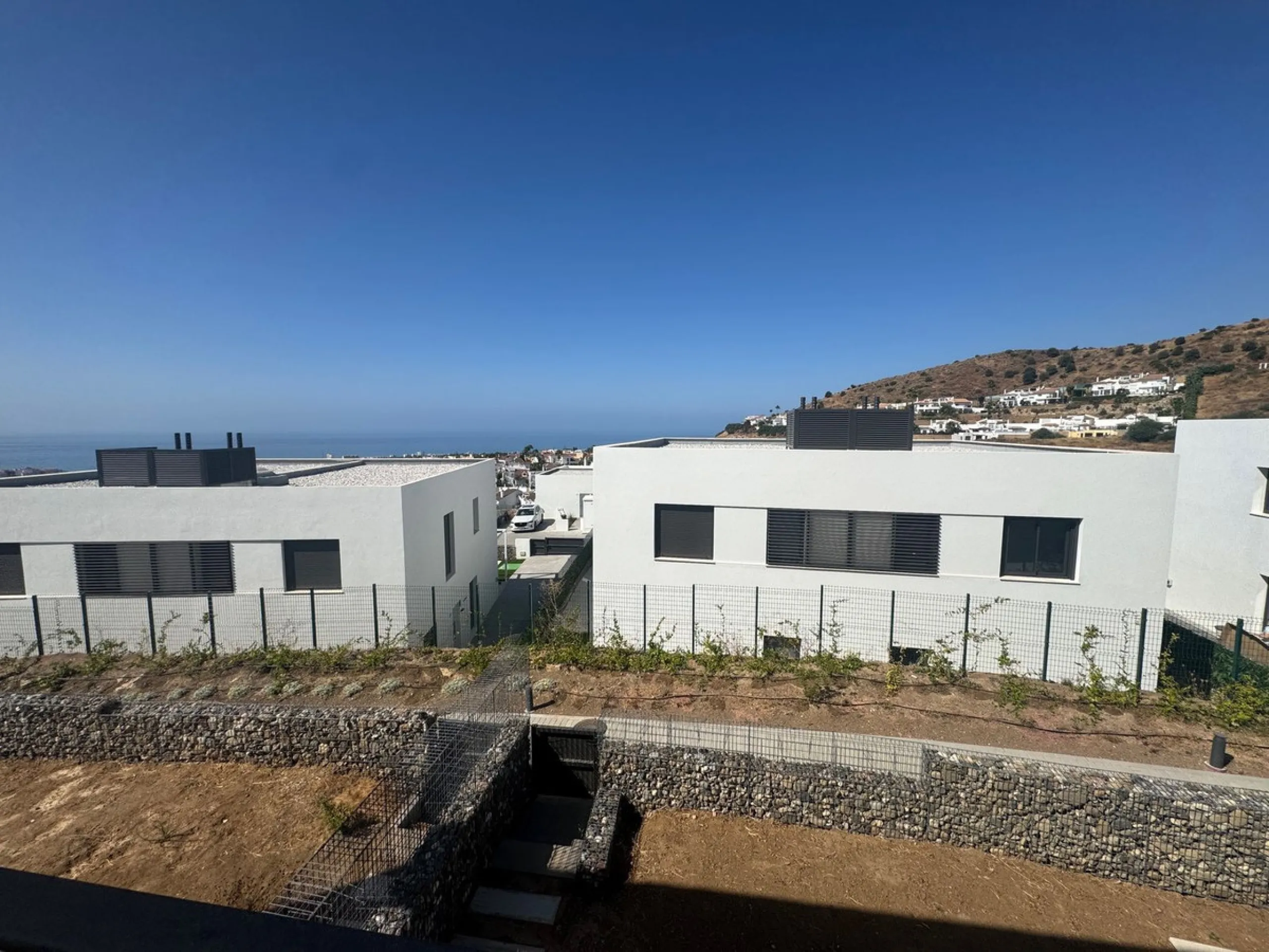 This is  a great opportunity to buy a brand new semidetached house in a gated urbanisation in Riviera del Sol, Mijas,.This 3 bedroom, 2 bathroom home is distributed over 2 floors. and has amazing sea views. This  home has been designed with  comfort in mi