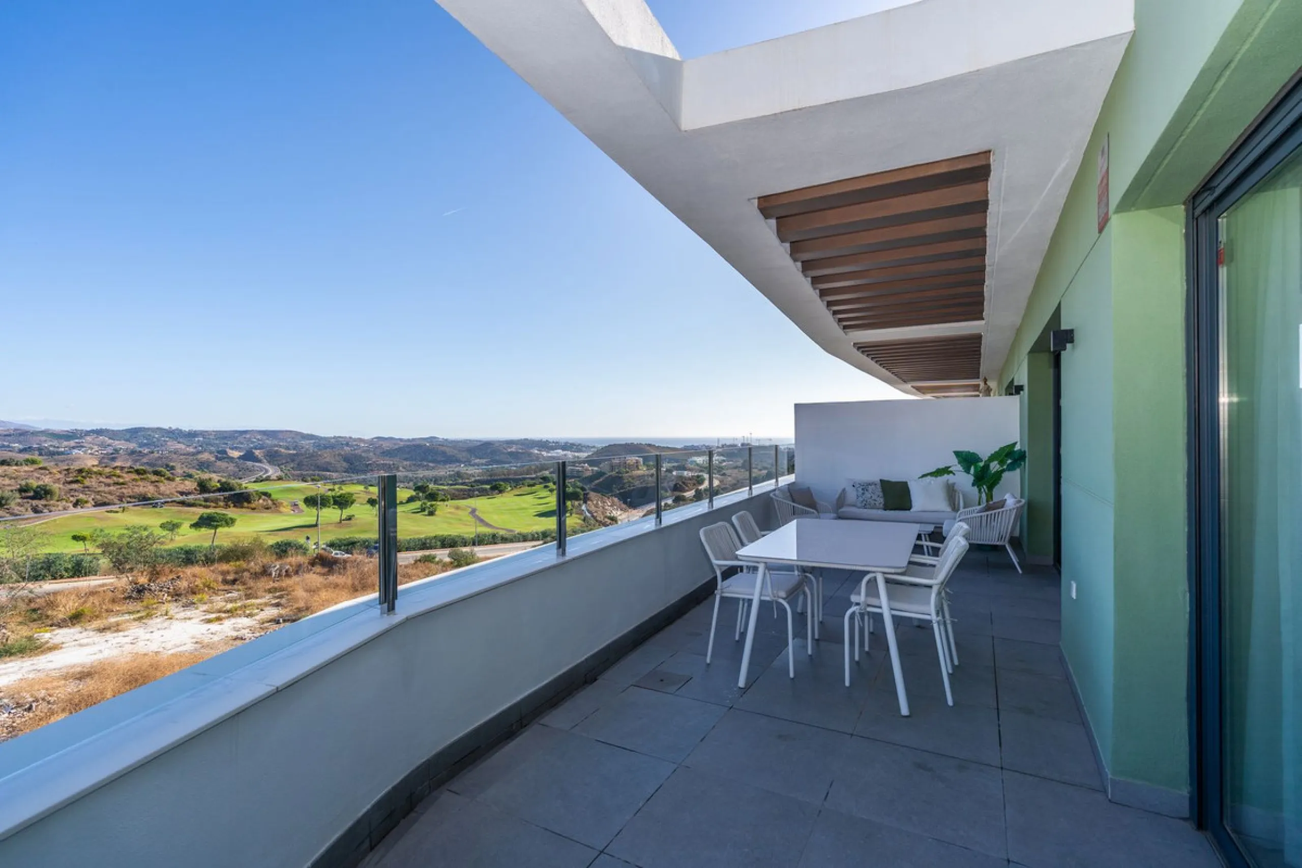 Fantastic duplex penthouse with tourist license. 2 bedrooms and 2 bathrooms with 2 spacious terraces and spectacular views in one of the best urbanization's in La Cala de Mijas