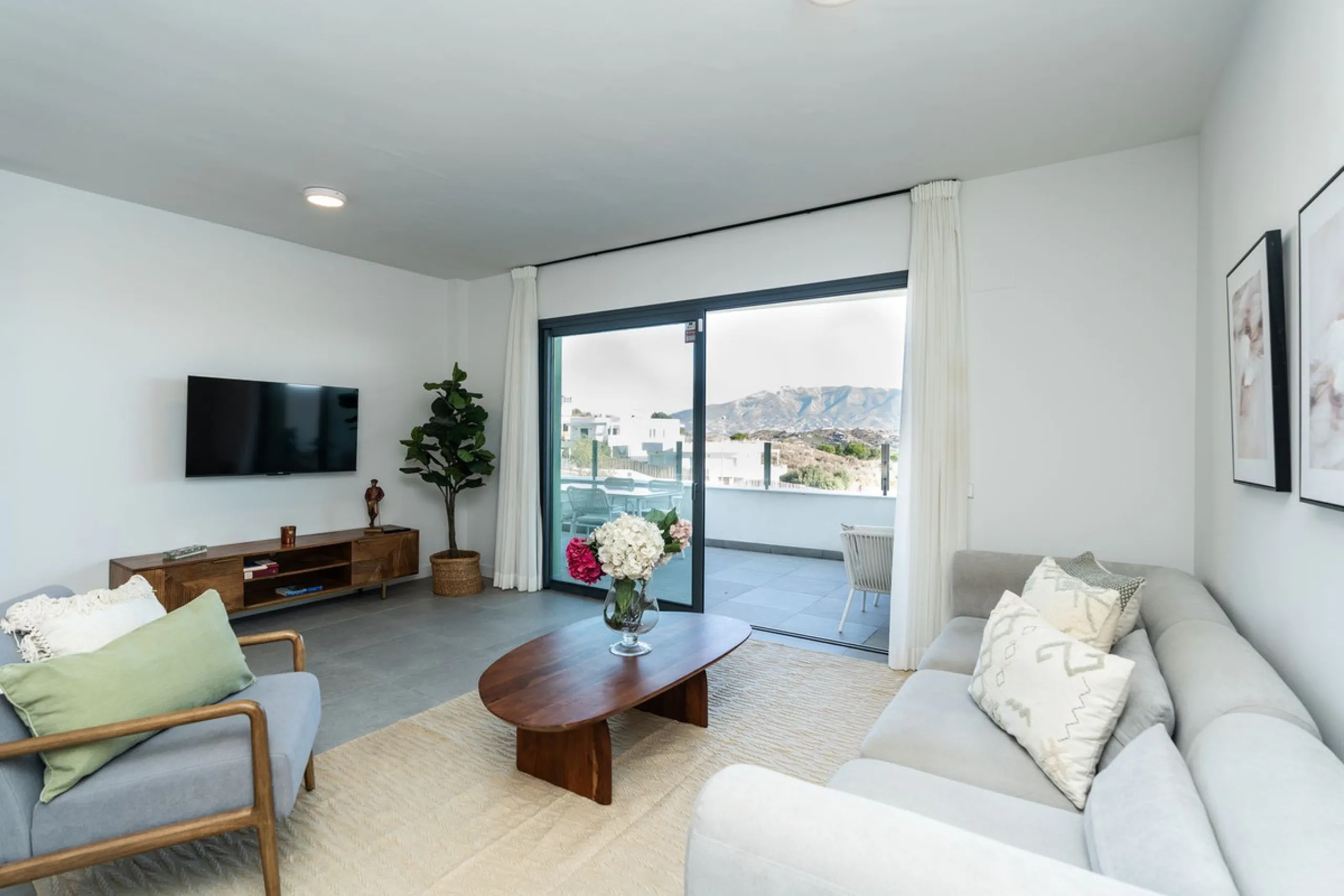 Fantastic duplex penthouse with tourist license. 2 bedrooms and 2 bathrooms with 2 spacious terraces and spectacular views in one of the best urbanization's in La Cala de Mijas