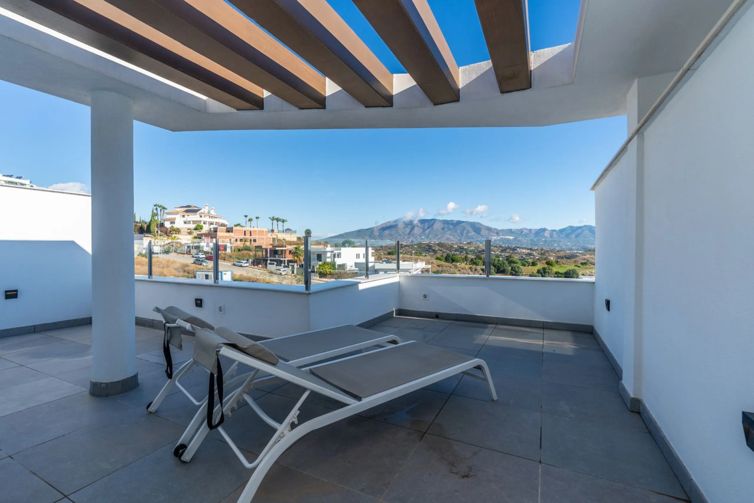 Fantastic duplex penthouse with tourist license. 2 bedrooms and 2 bathrooms with 2 spacious terraces and spectacular views in one of the best urbanization's in La Cala de Mijas