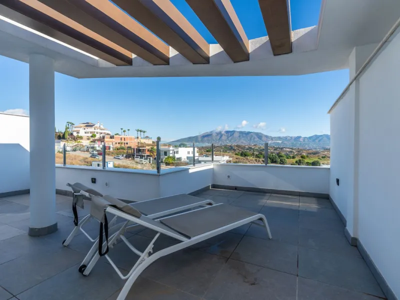 Fantastic duplex penthouse with tourist license. 2 bedrooms and 2 bathrooms with 2 spacious terraces and spectacular views in one of the best urbanization's in La Cala de Mijas