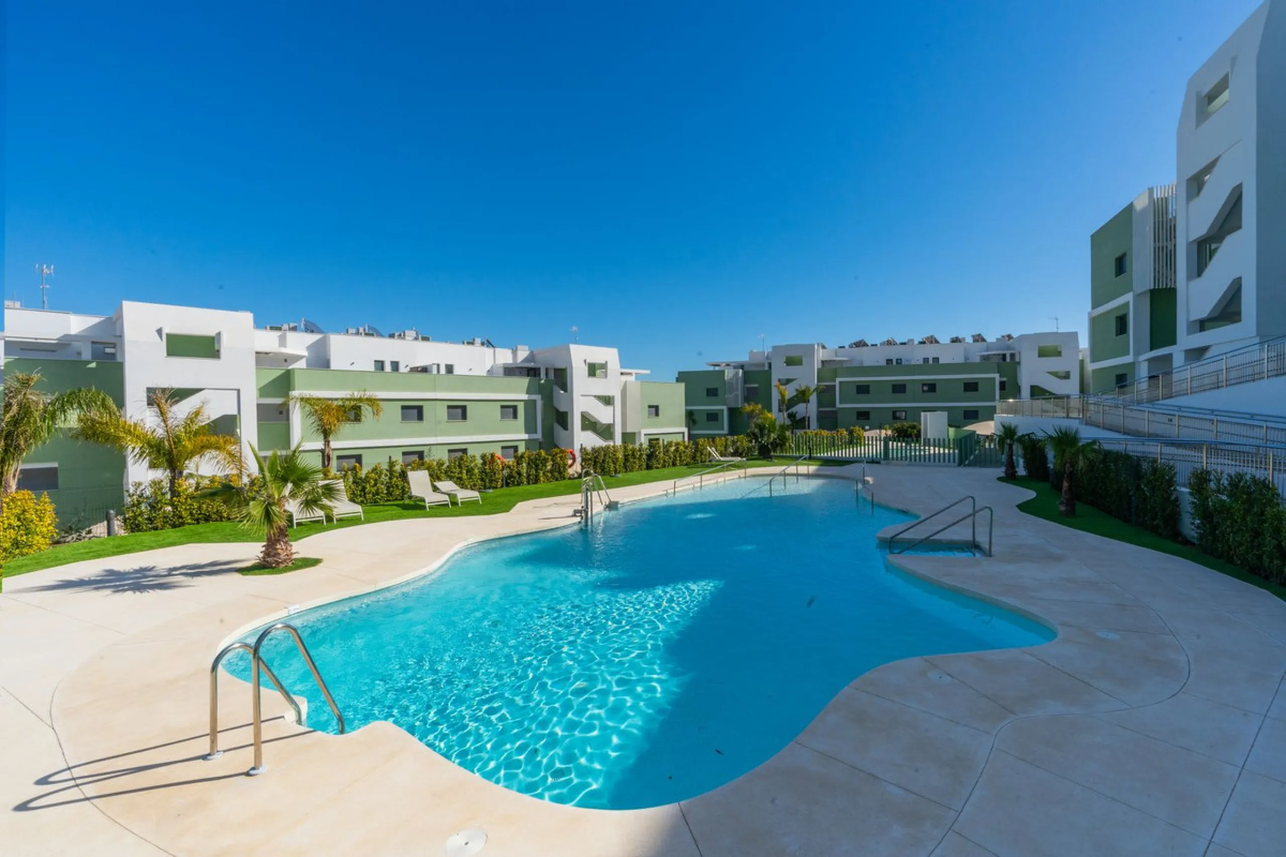 Fantastic duplex penthouse with tourist license. 2 bedrooms and 2 bathrooms with 2 spacious terraces and spectacular views in one of the best urbanization's in La Cala de Mijas