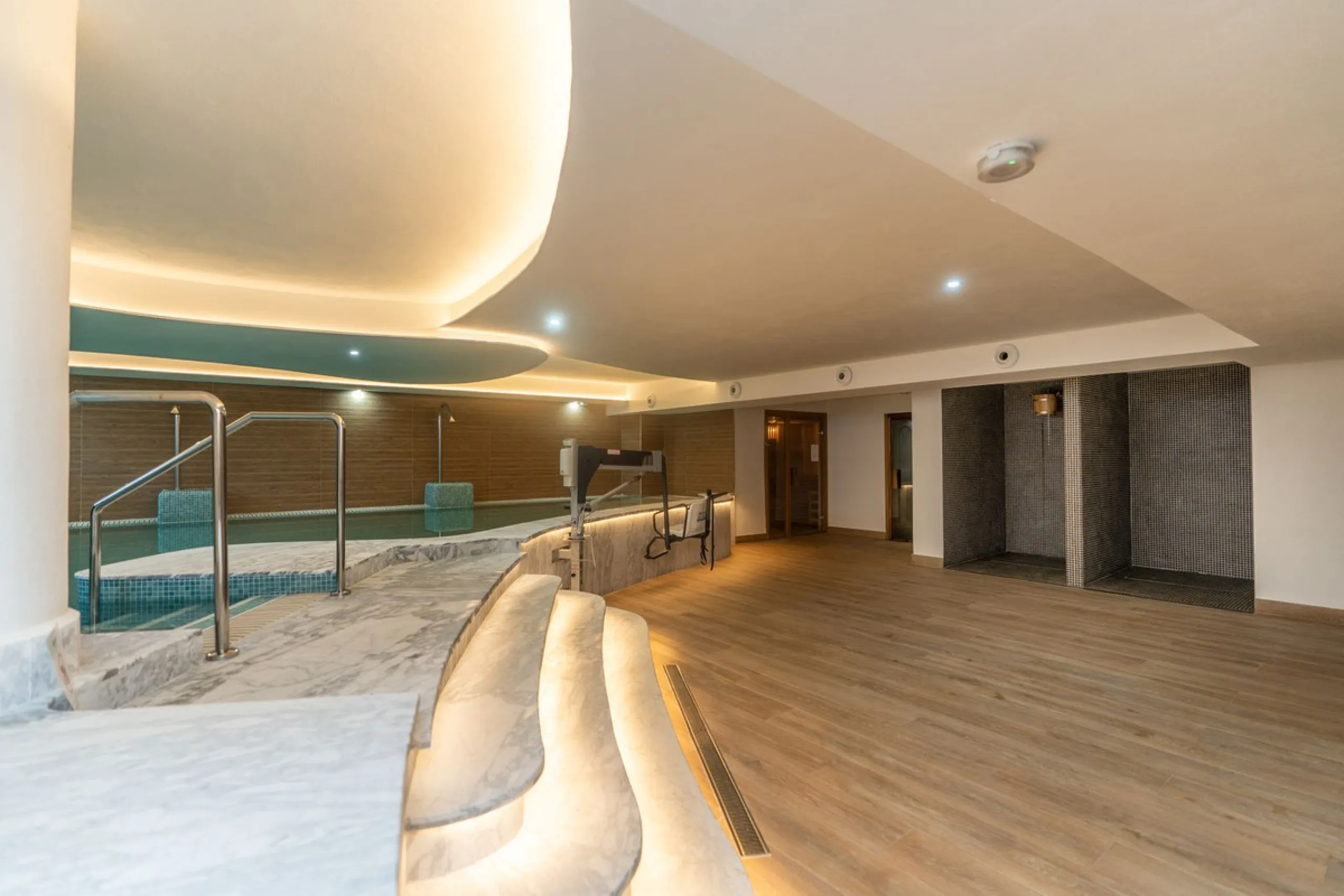 Fantastic duplex penthouse with tourist license. 2 bedrooms and 2 bathrooms with 2 spacious terraces and spectacular views in one of the best urbanization's in La Cala de Mijas
