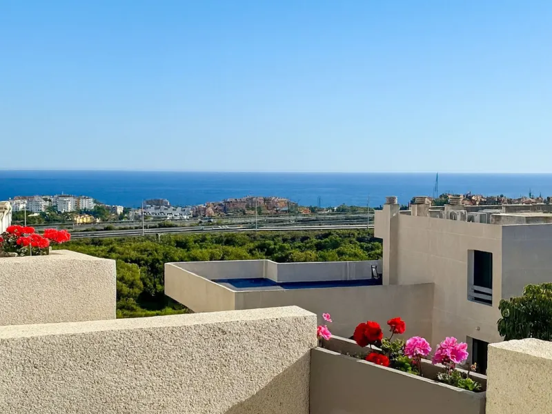 Welcome to this three-level apartment in Riviera del Sol.